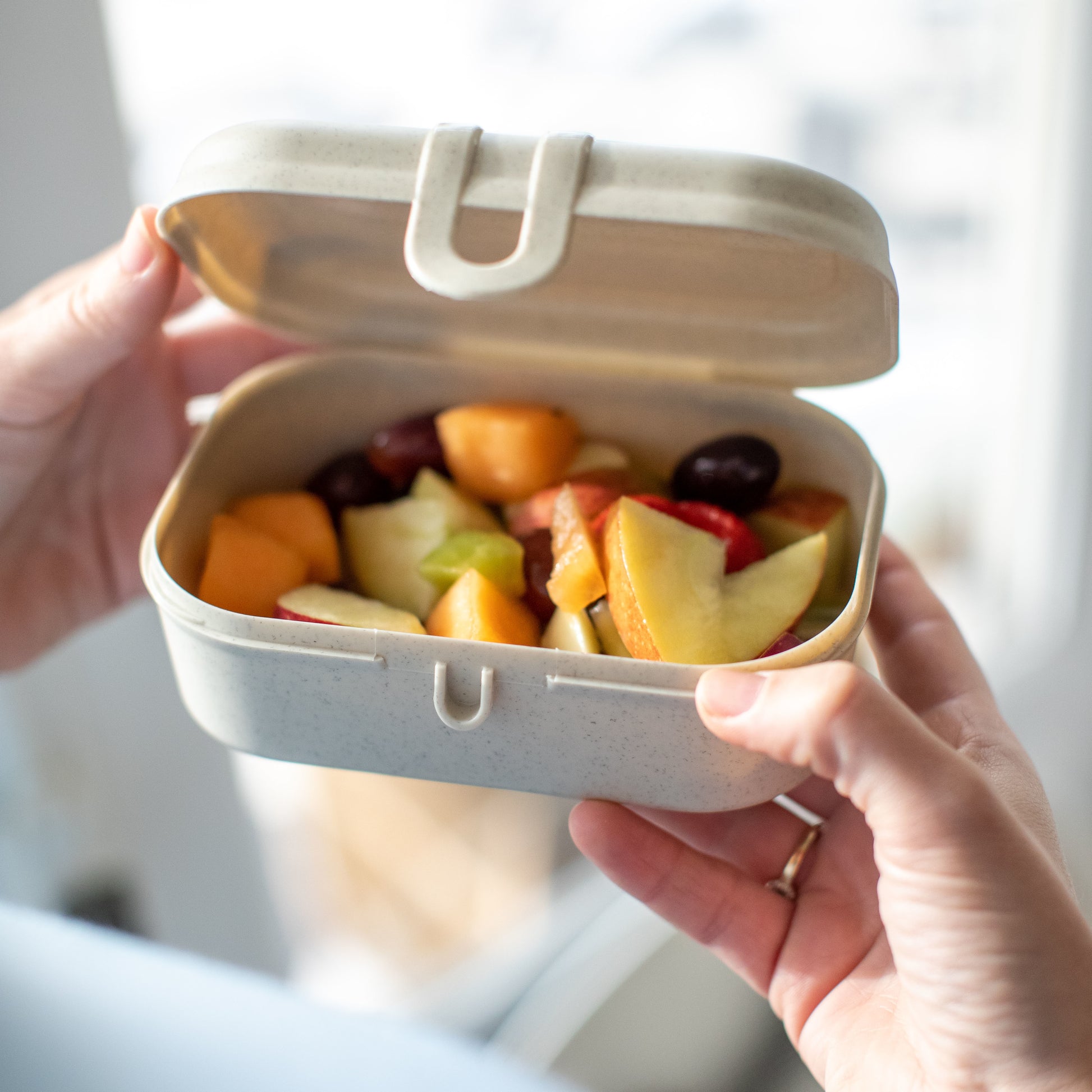 Koziol Lunchbox Pascal S – 15,1 × 10,8 × 6,0 cm, Kunststoff (biozirkulär), Beige, spülmaschinenfest, BPA-frei