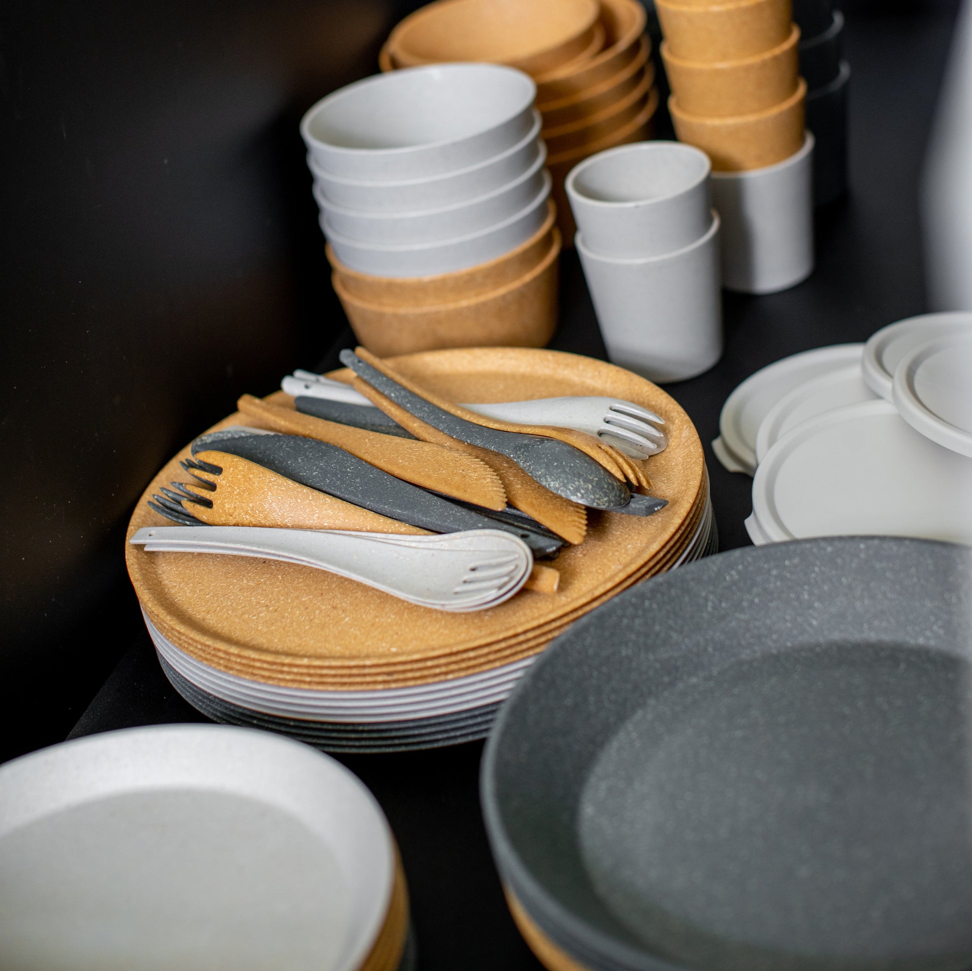 Koziol Speiseteller – 4er Set, Ø 20,5 cm, Kunststoff (biozirkulär), Grau, spülmaschinenfest, BPA-frei