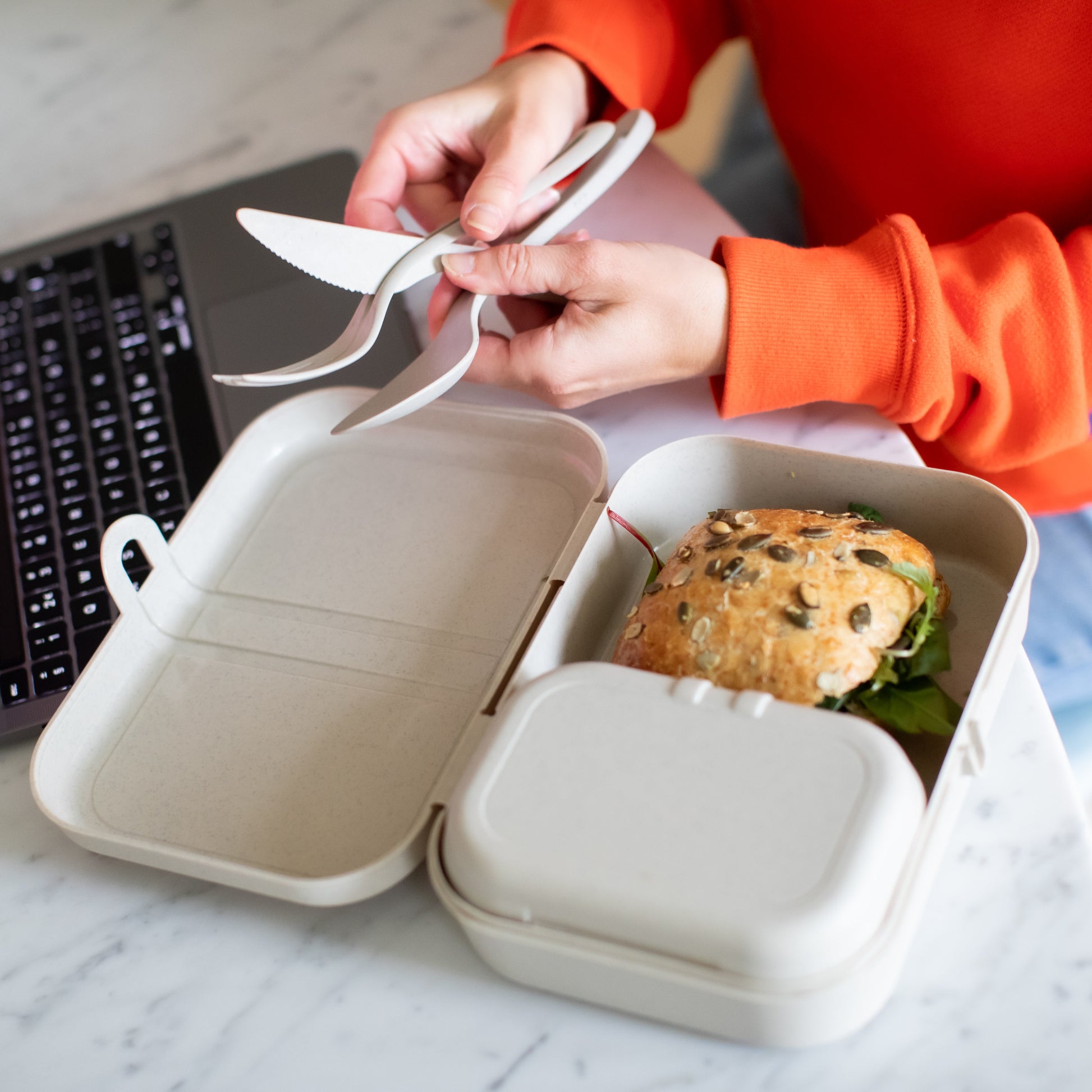 Koziol – Lunchbox 23,2 × 16,6 × 6,2 cm, Biokunststoff, sand