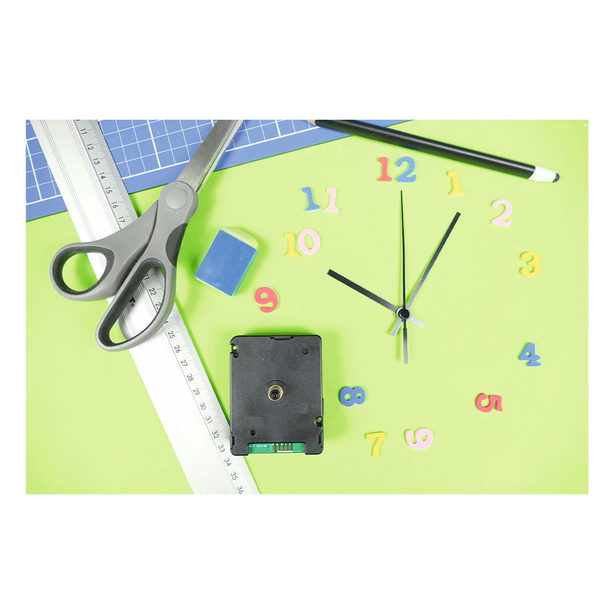 TFA-Dostmann TFA Dostmann Tischuhr – Analog, Funk, lautlos, 5,5 × 7,1 × 4,0 cm, schwarz, Kunststoff