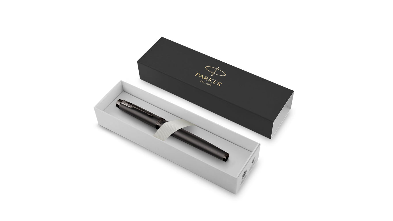 Parker IM Monochrome – Mittlere Feder – für Rechts- & Linkshänder – Titan, blau – Patronen