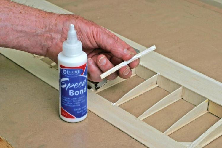 Deluxe Materials Kontaktkleber Speedbond – blau, weiss – für Holz