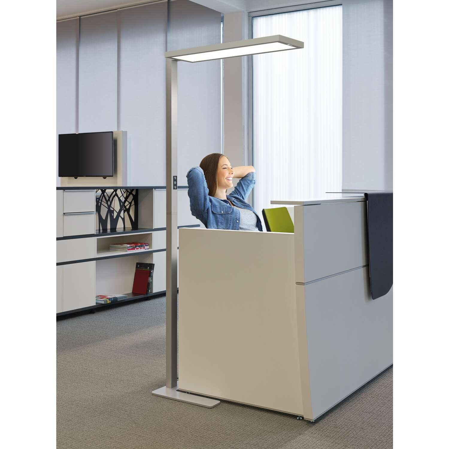 MAUL LED-Stehleuchte – Bewegungs- & Tageslichtsensor, dimmbar – 2700–5700 K – 15’150 lm – Silber