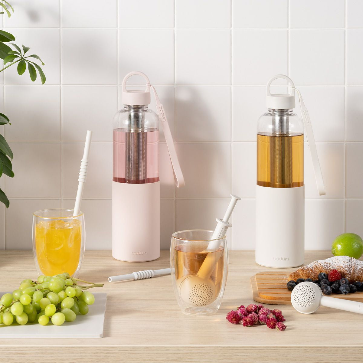 Bodum Melior Trinkflasche 1,2 l – mit Edelstahlsieb, Kunststoff, Weiss