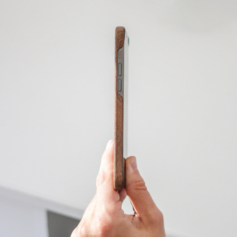 Woodcessories Backcover – für Apple iPhone 14 Plus – Walnuss – Aramidfasern