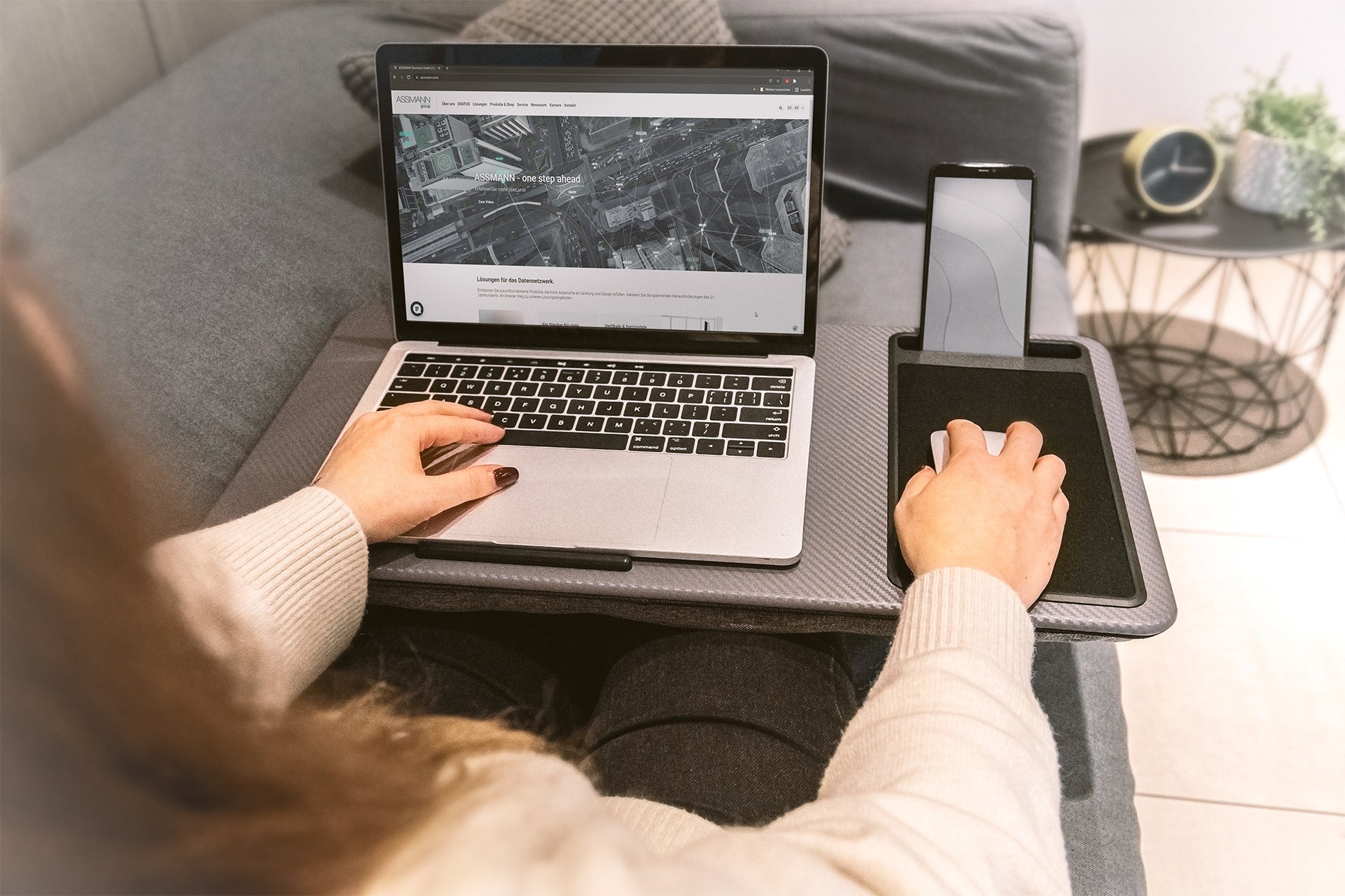 Digitus Laptop-Ständer – bis 17", mit Smartphone-Halterung, mit Mauspad – Grau