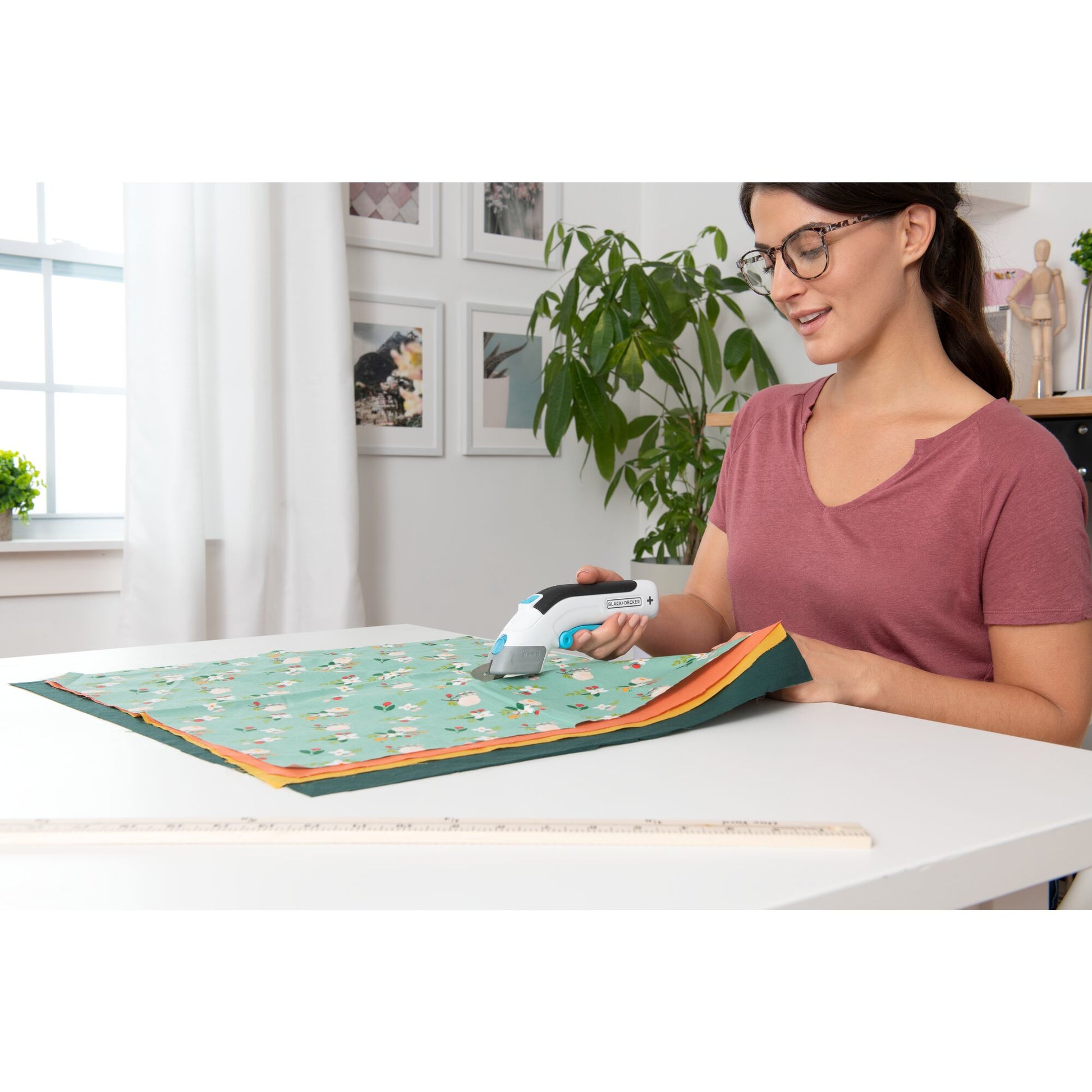 Black & Decker BLACK+DECKER BCSC115-XJ – Akku-Schere, inkl. 2 Klingen, weiss, 1 Stk.