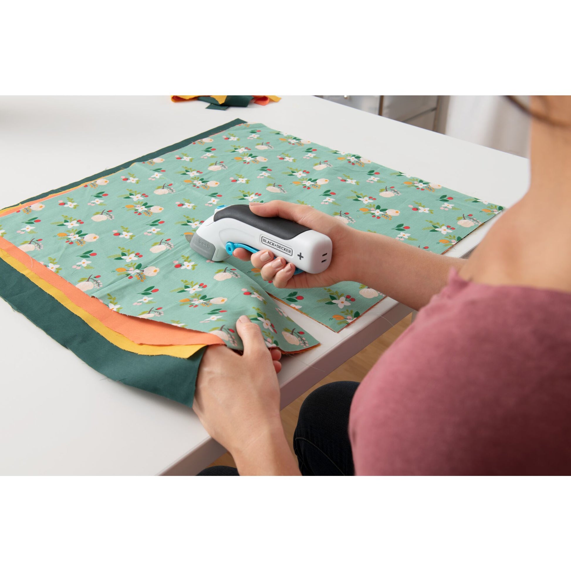 Black & Decker BLACK+DECKER BCSC115-XJ – Akku-Schere, inkl. 2 Klingen, weiss, 1 Stk.