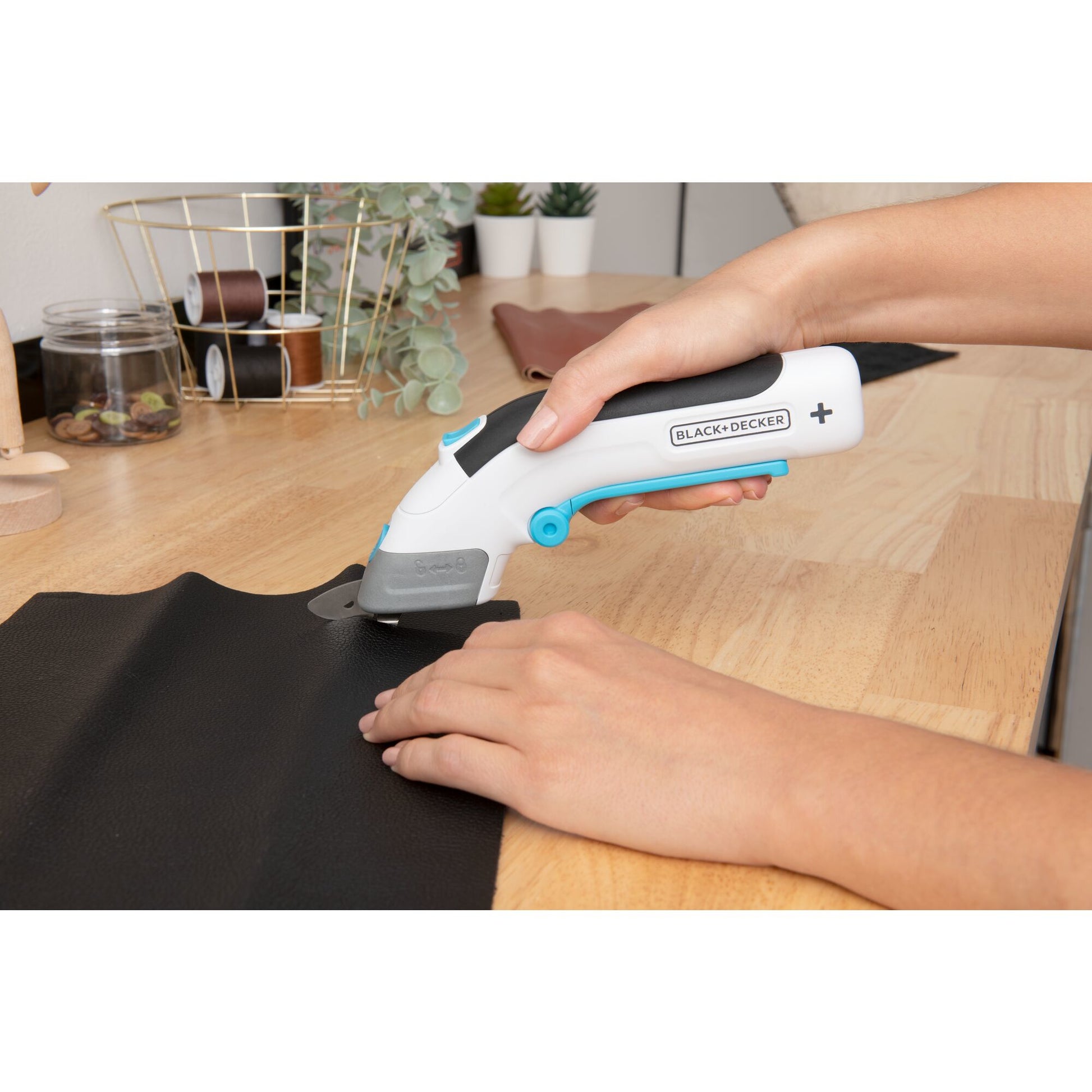 Black & Decker BLACK+DECKER BCSC115-XJ – Akku-Schere, inkl. 2 Klingen, weiss, 1 Stk.