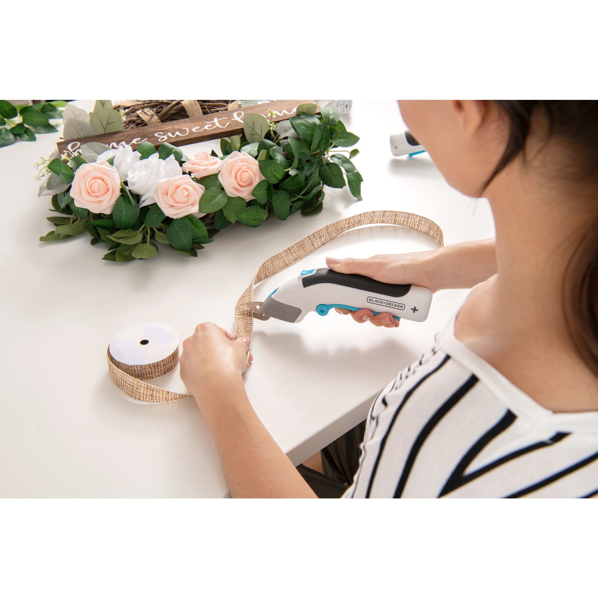 Black & Decker BLACK+DECKER BCSC115-XJ – Akku-Schere, inkl. 2 Klingen, weiss, 1 Stk.