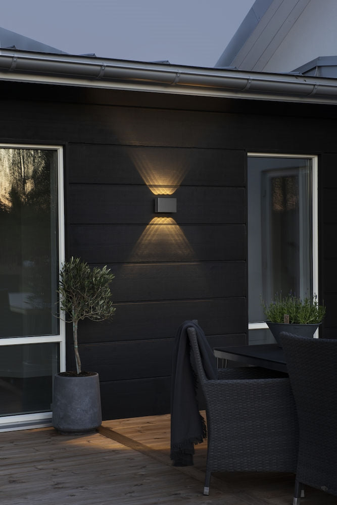 Konstsmide Aussenwandleuchte – 800 lm, 10 W – Warmweiss, 3000 K – IP54 – Netzbetrieb – Anthrazit – Aluminium