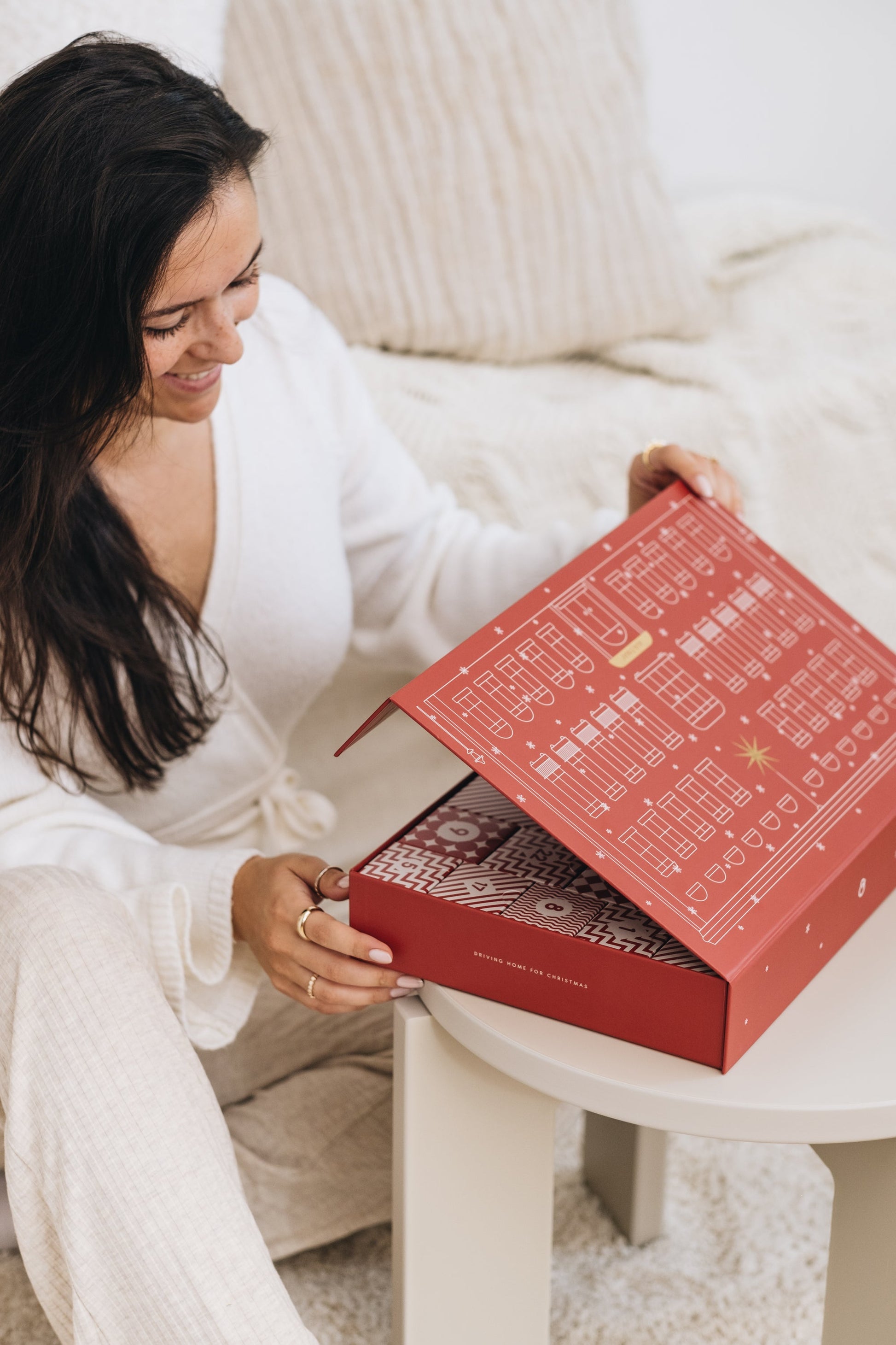 AVA & MAY Adventskalender – Weihnachten – befüllt, 24-teilig – 38,5 × 25,5 × 6,5 cm