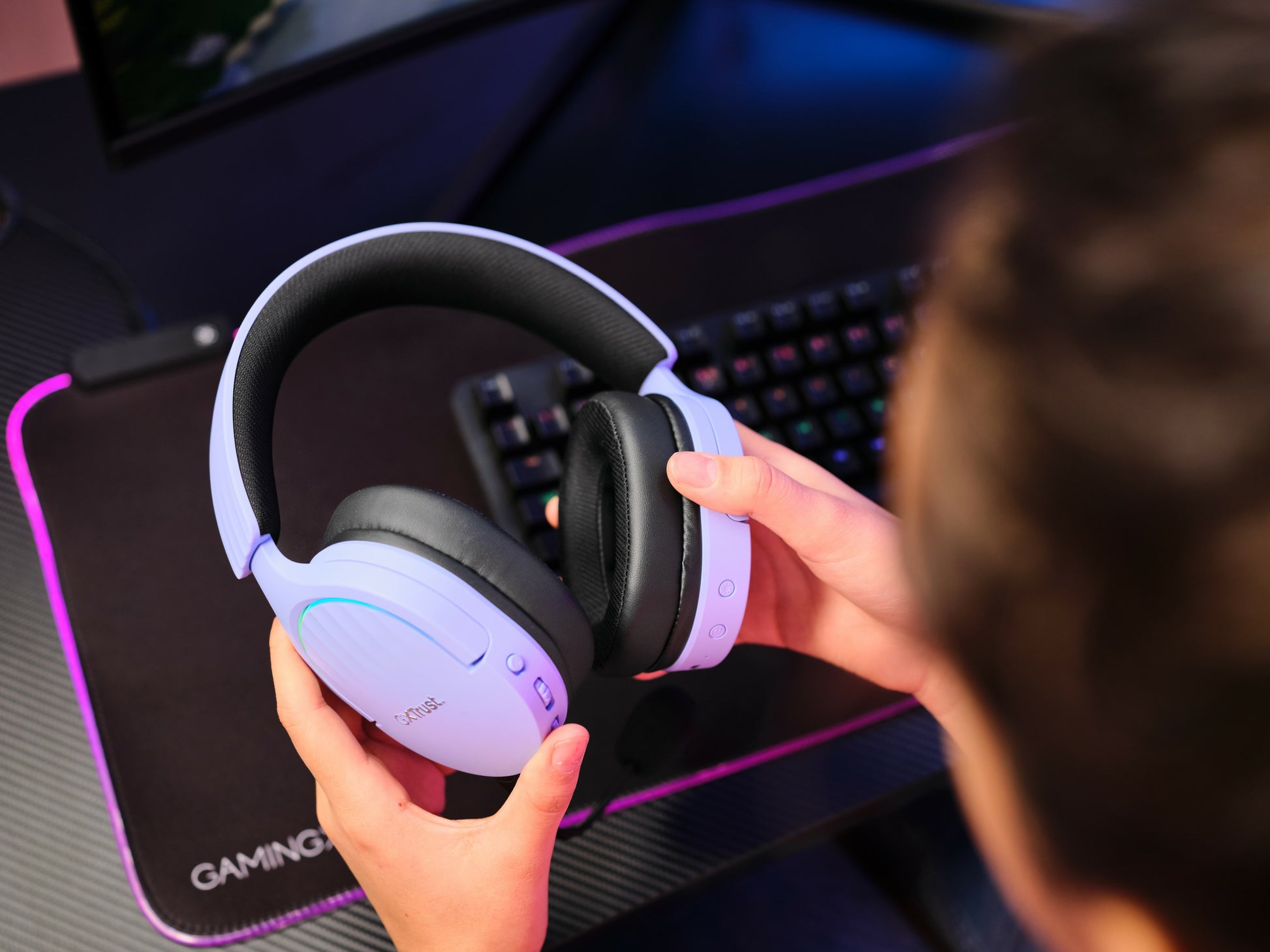 Trust GXT 491P FAYZO – Over-Ear Gaming-Headset – USB-A, Surround-Sound, Stummschaltung – Schwarz/Violett