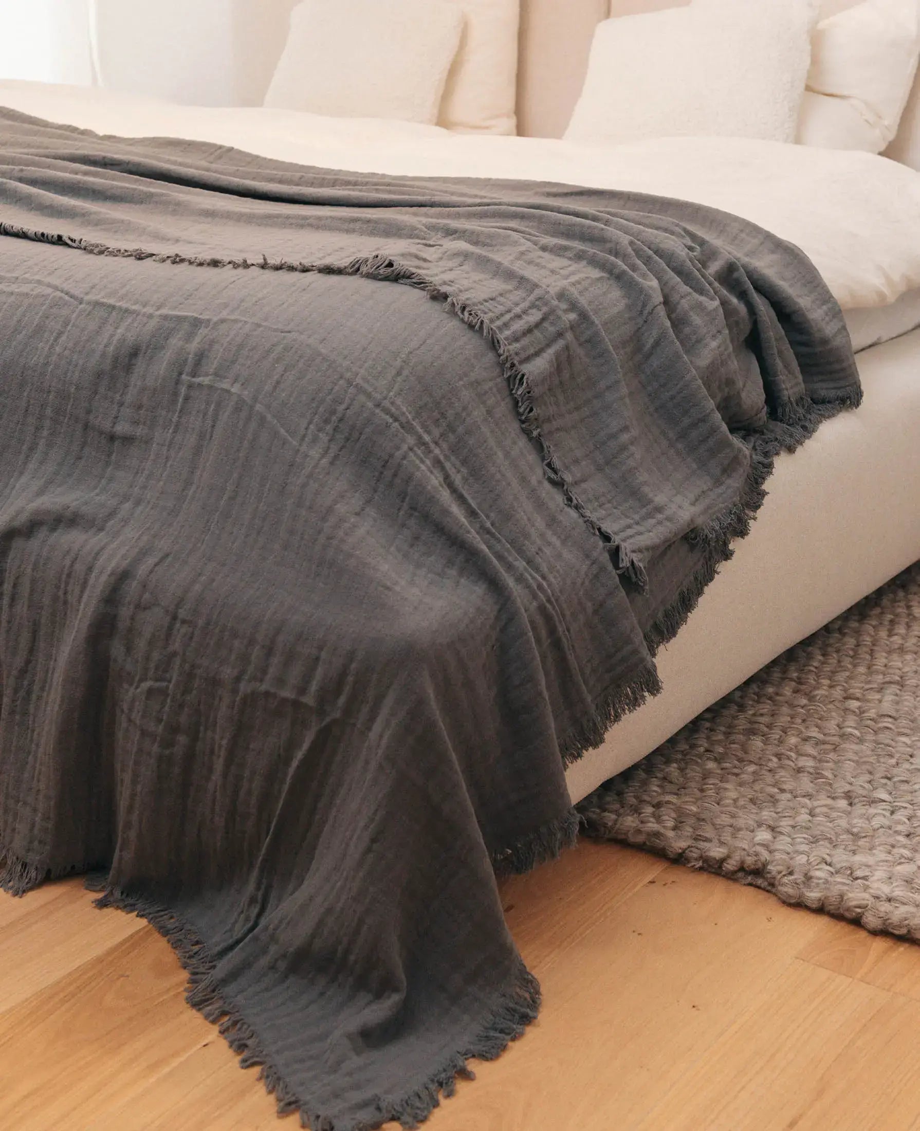 Esmée Musselin Tagesdecke – 220 × 240 cm, Dunkelgrau