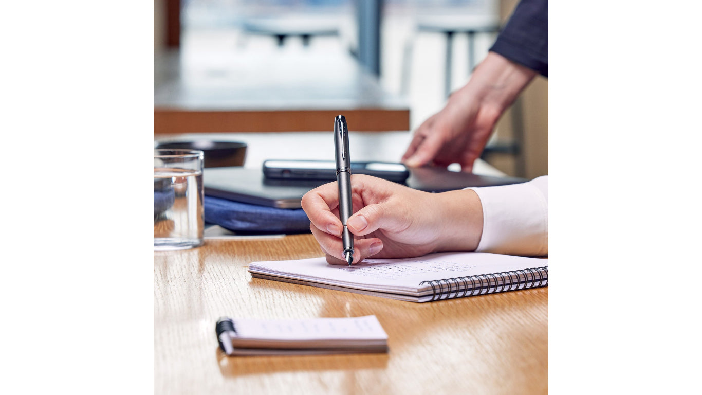 Parker IM Monochrome – Mittlere Feder – für Rechts- & Linkshänder – Titan, blau – Patronen