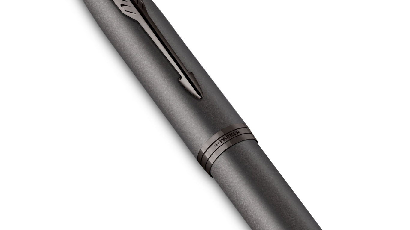 Parker IM Monochrome – Mittlere Feder – für Rechts- & Linkshänder – Titan, blau – Patronen