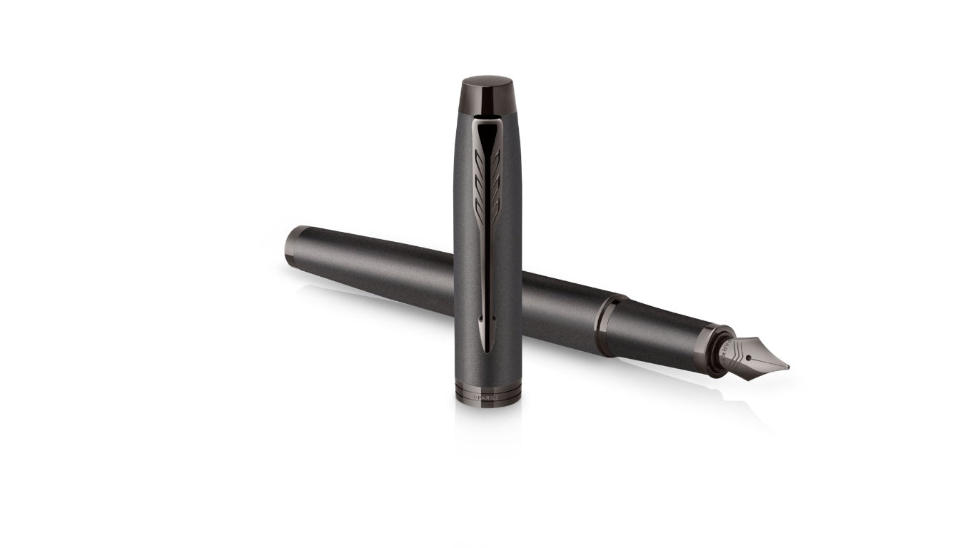 Parker IM Monochrome – Mittlere Feder – für Rechts- & Linkshänder – Titan, blau – Patronen