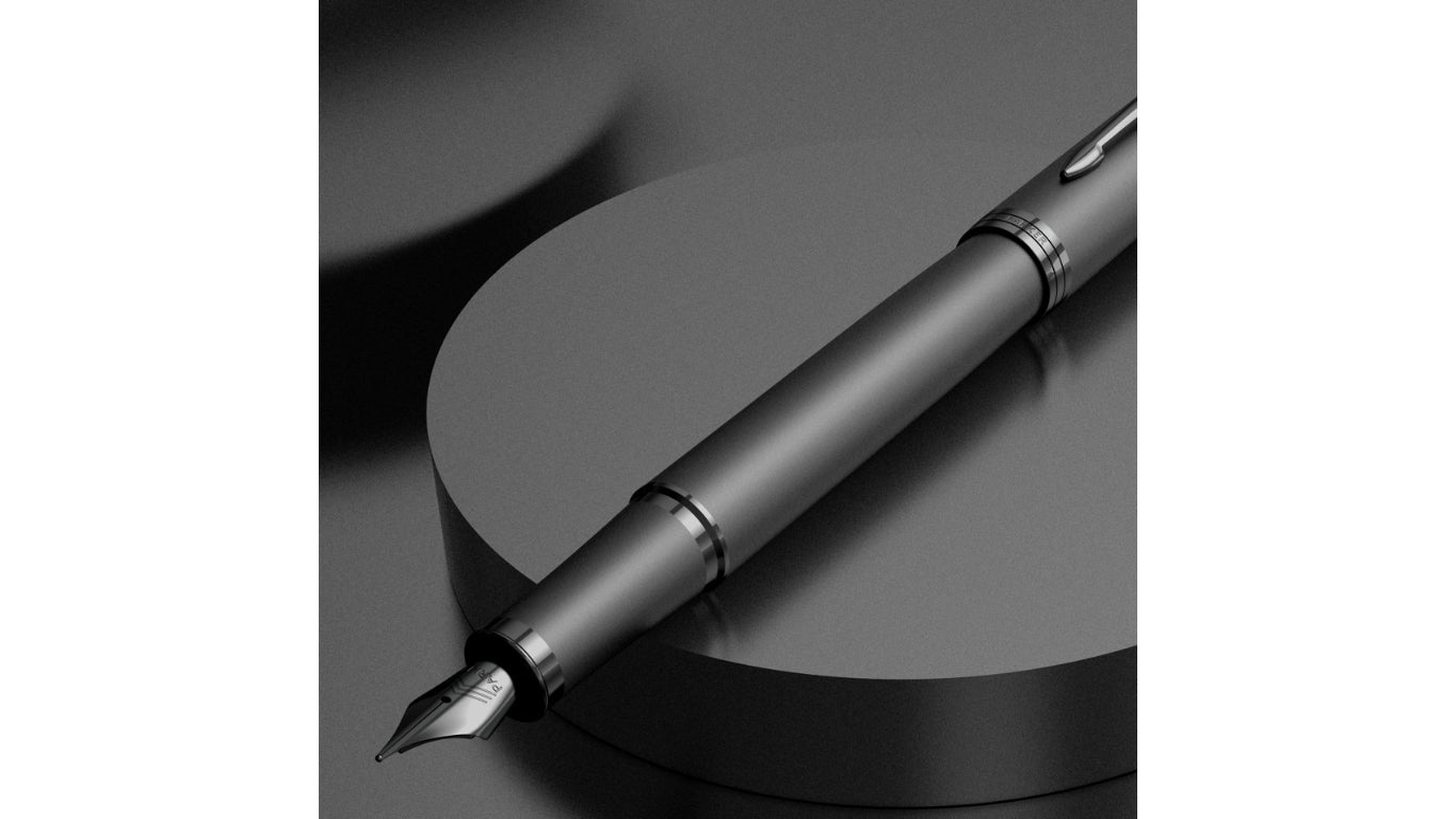 Parker IM Monochrome – Mittlere Feder – für Rechts- & Linkshänder – Titan, blau – Patronen
