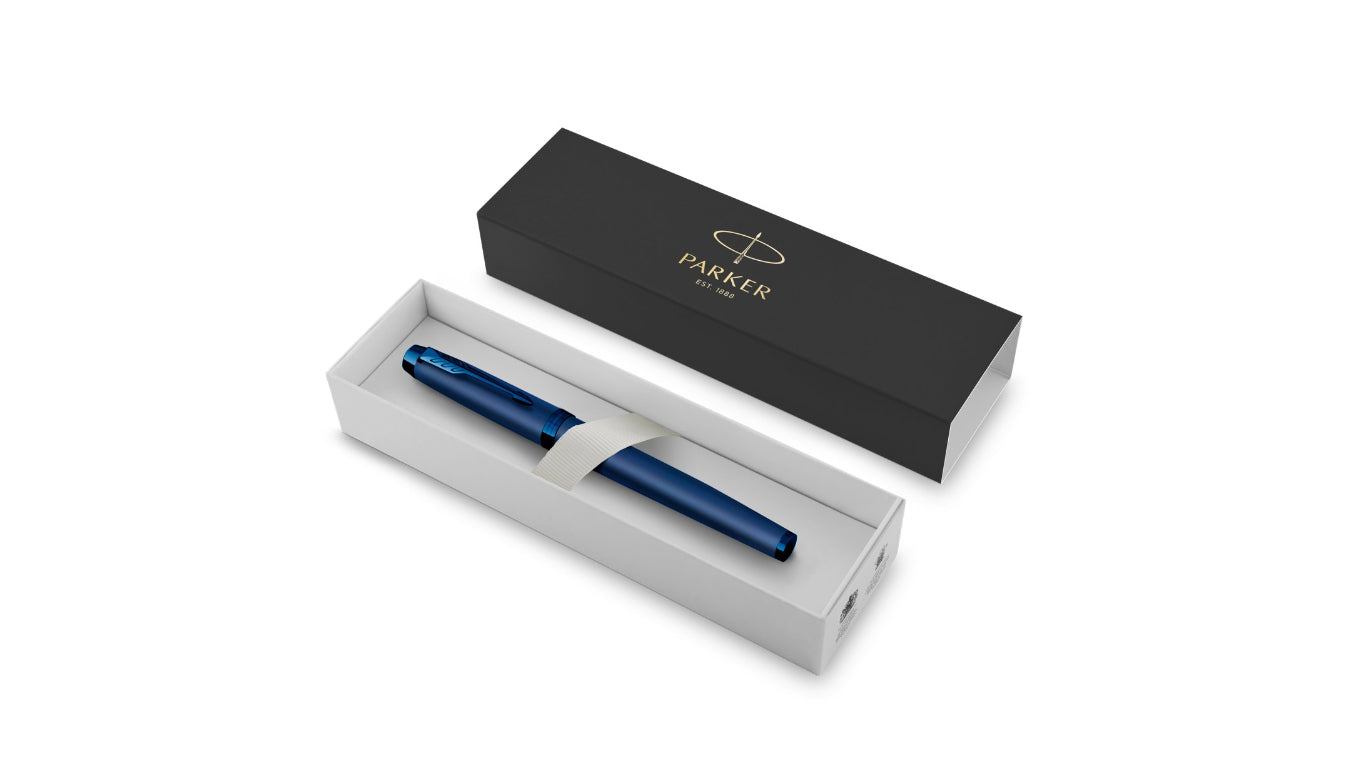 Parker IM Monochrome – Mittlere Feder – für Rechts- & Linkshänder – Blau – Patronen