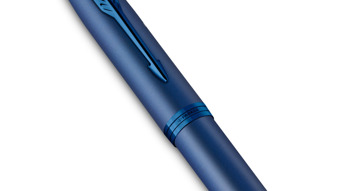 Parker IM Monochrome – Mittlere Feder – für Rechts- & Linkshänder – Blau – Patronen
