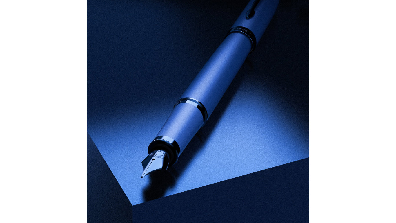 Parker IM Monochrome – Mittlere Feder – für Rechts- & Linkshänder – Blau – Patronen