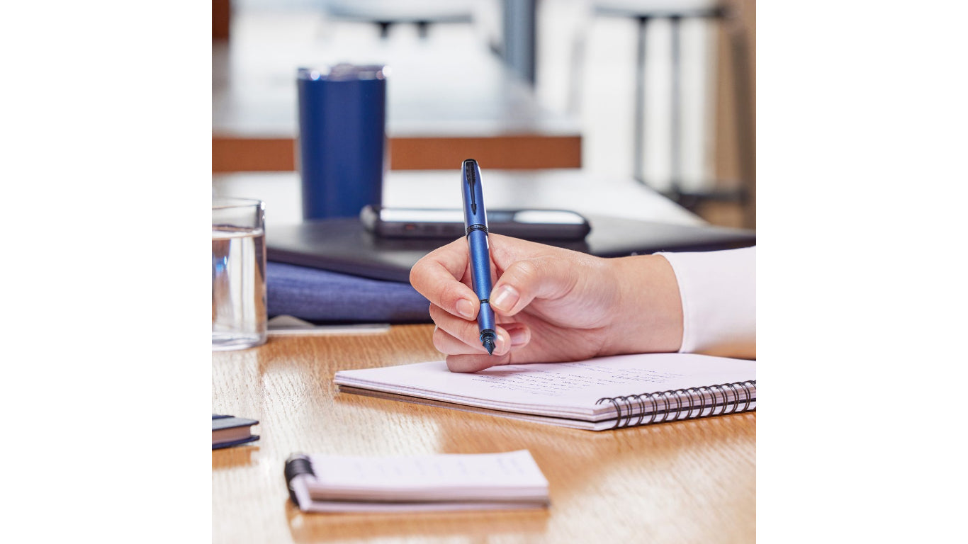 Parker IM Monochrome – Mittlere Feder – für Rechts- & Linkshänder – Blau – Patronen