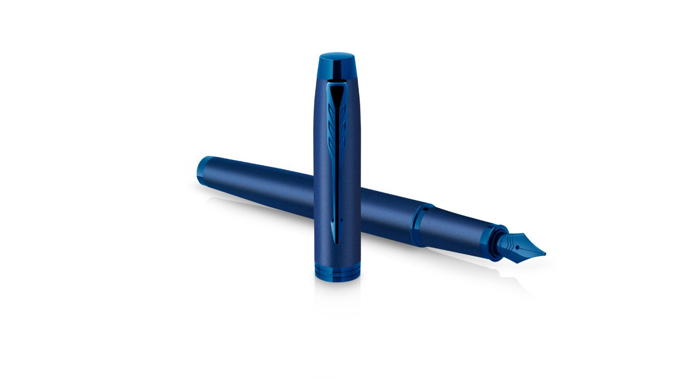 Parker IM Monochrome – Mittlere Feder – für Rechts- & Linkshänder – Blau – Patronen