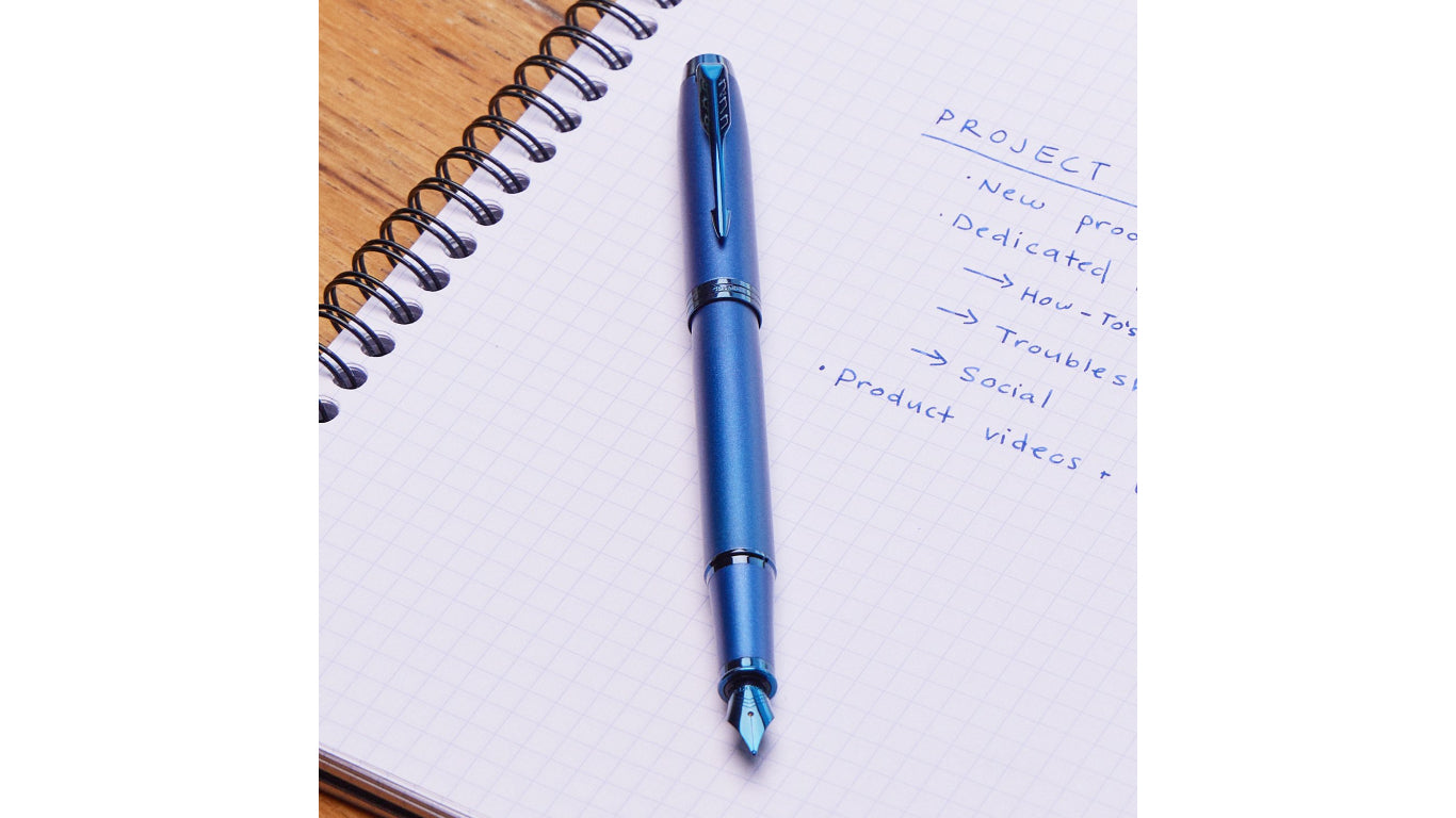 Parker IM Monochrome – Mittlere Feder – für Rechts- & Linkshänder – Blau – Patronen