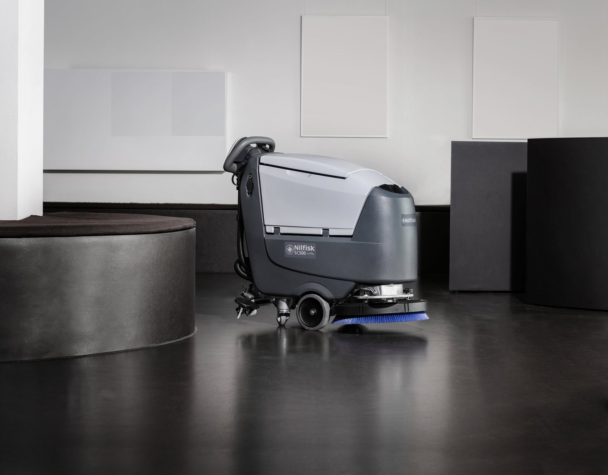 Nilfisk SC500 53B – Scheuersaugmaschine – Arbeitsbreite 53 cm, Tank 45 l, Akku, Grau