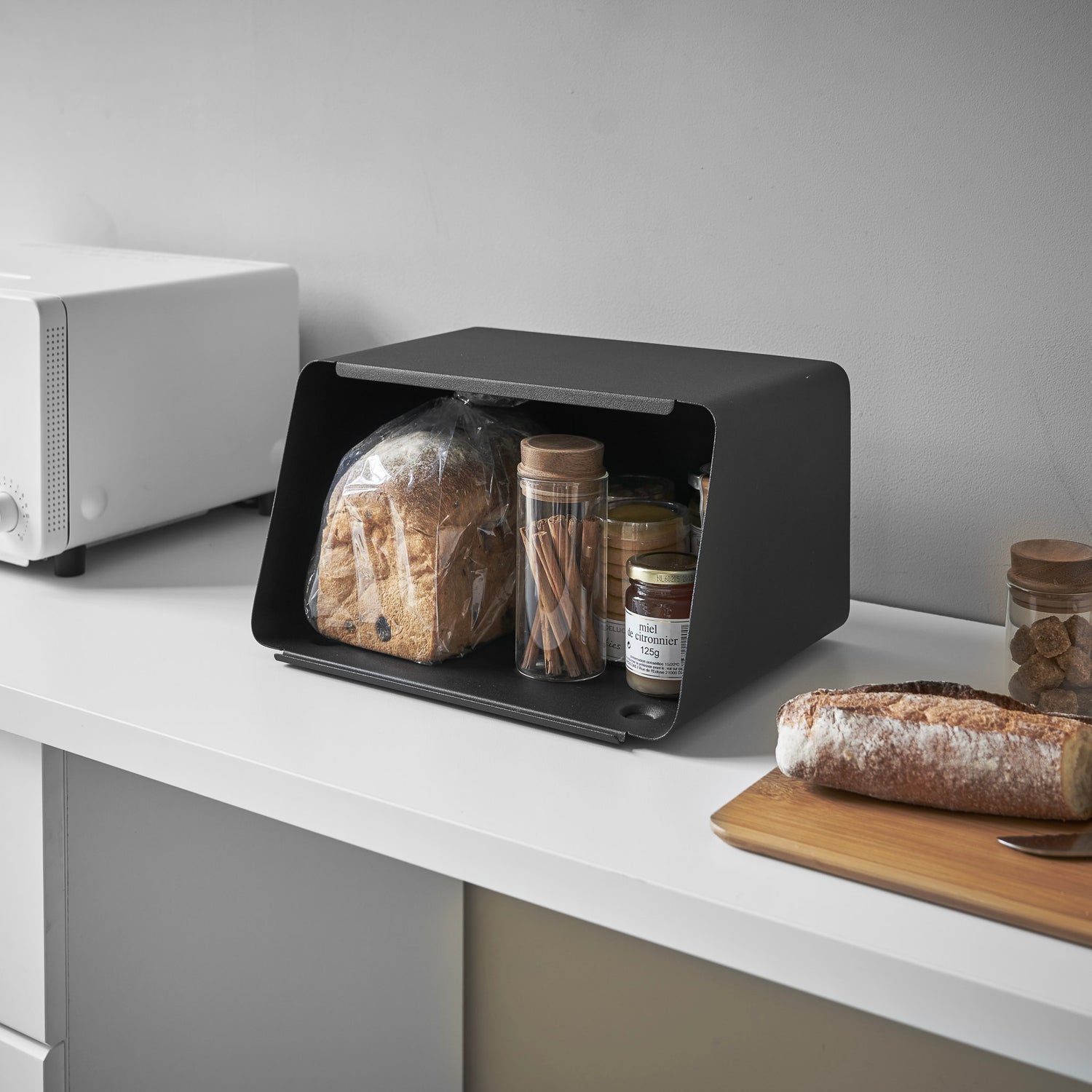 Yamazaki TOWER – Brotkasten 12,5 l, 31,5 × 24,5 × 18,5 cm, Edelstahl/Bambus, Schwarz, inkl. Schneidebrett