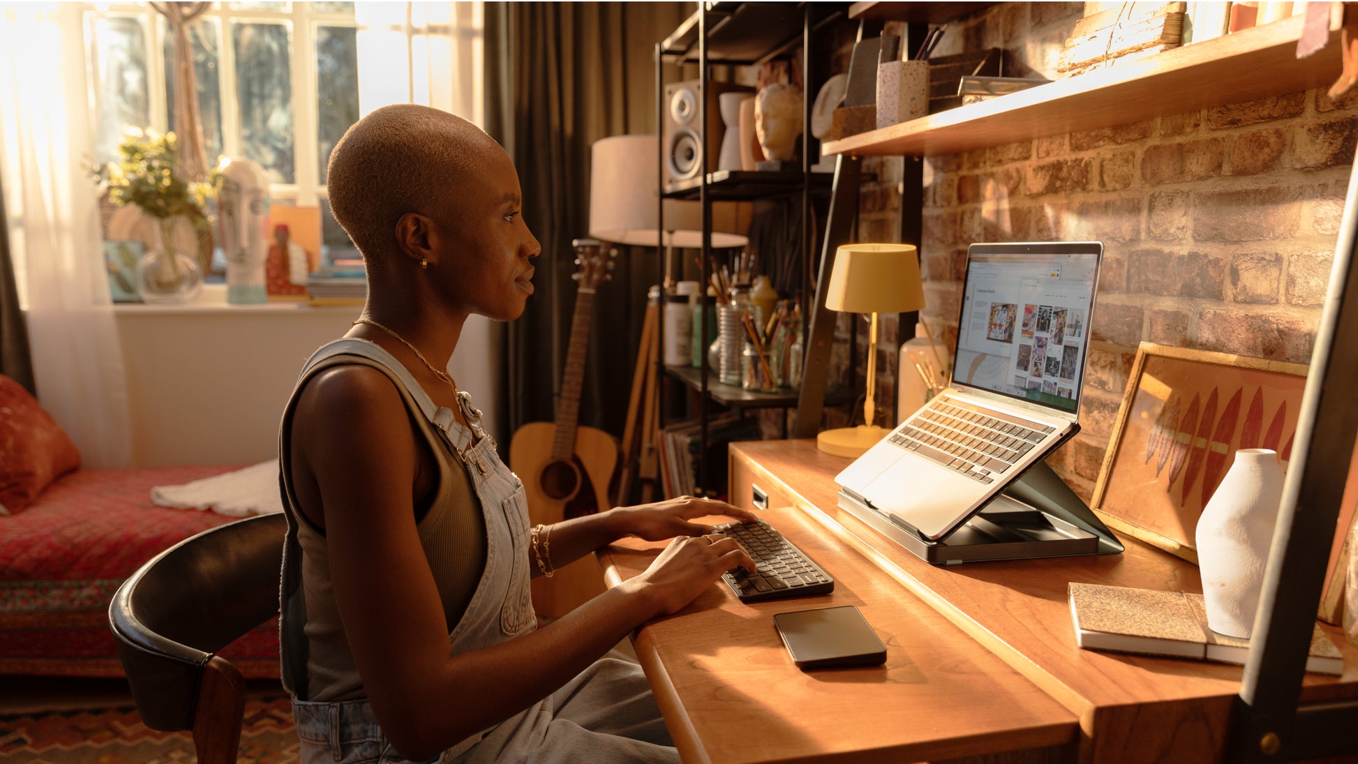 Logitech Pop-Up Desk Laptop-Ständer für Notebooks bis 17", Bluetooth, 7,5 kg Traglast – Grau