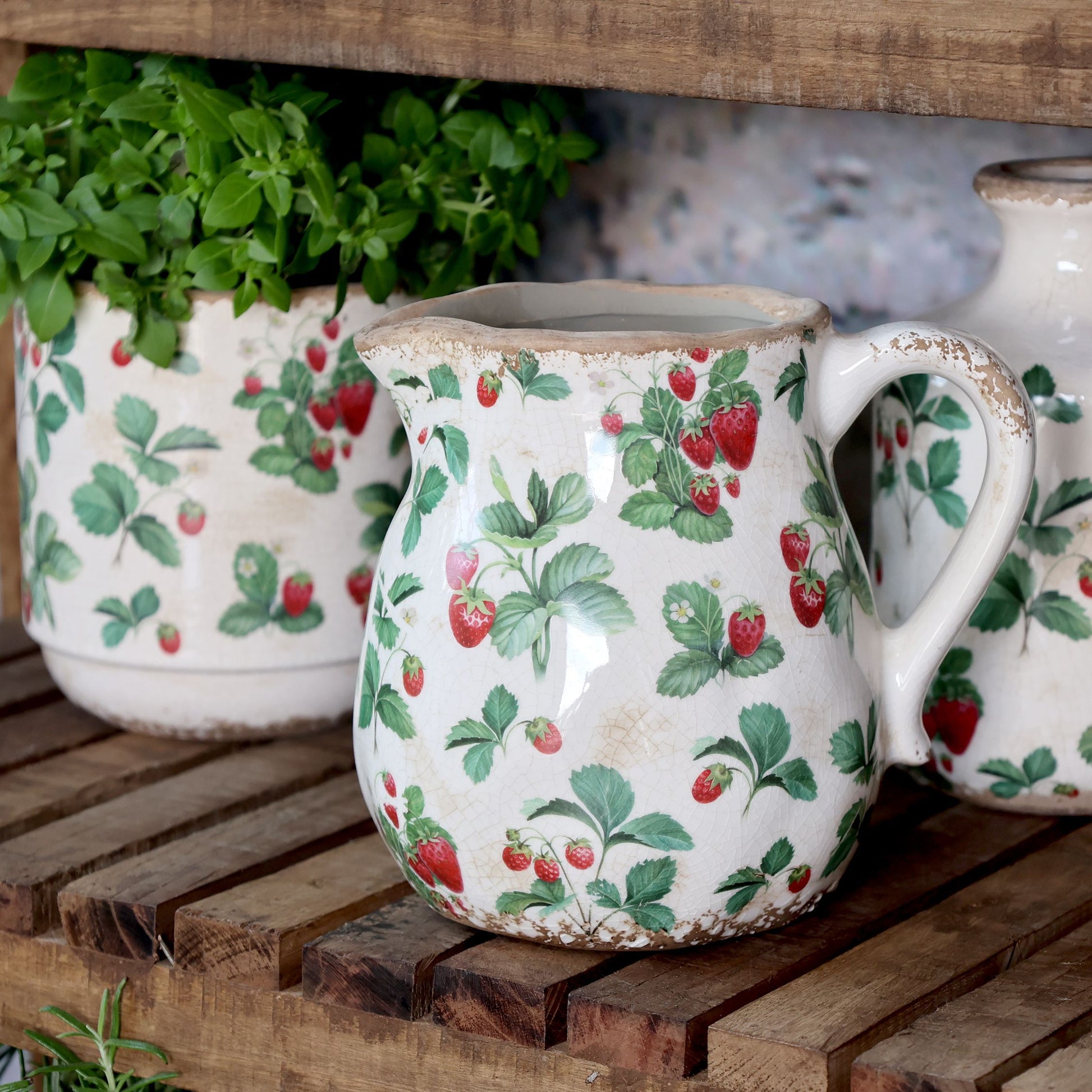 Chic Antique Karaffe mit Erdbeeren – 1 l, Ø 16 cm, H 15 cm, Keramik, Creme, mikrowellengeeignet