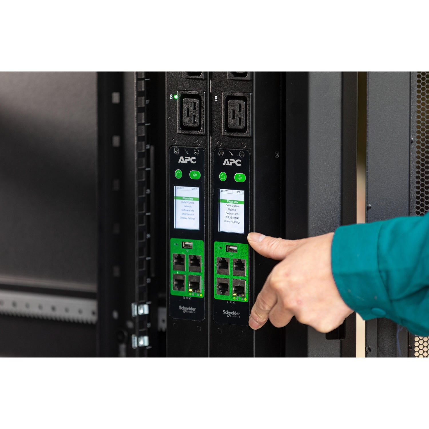 APC EPDU2216M – Rack-PDU gemessen, 3-phasig, 21× IEC C13 + 3× IEC C19, 16 A, 0U vertikal, 11,0 kW