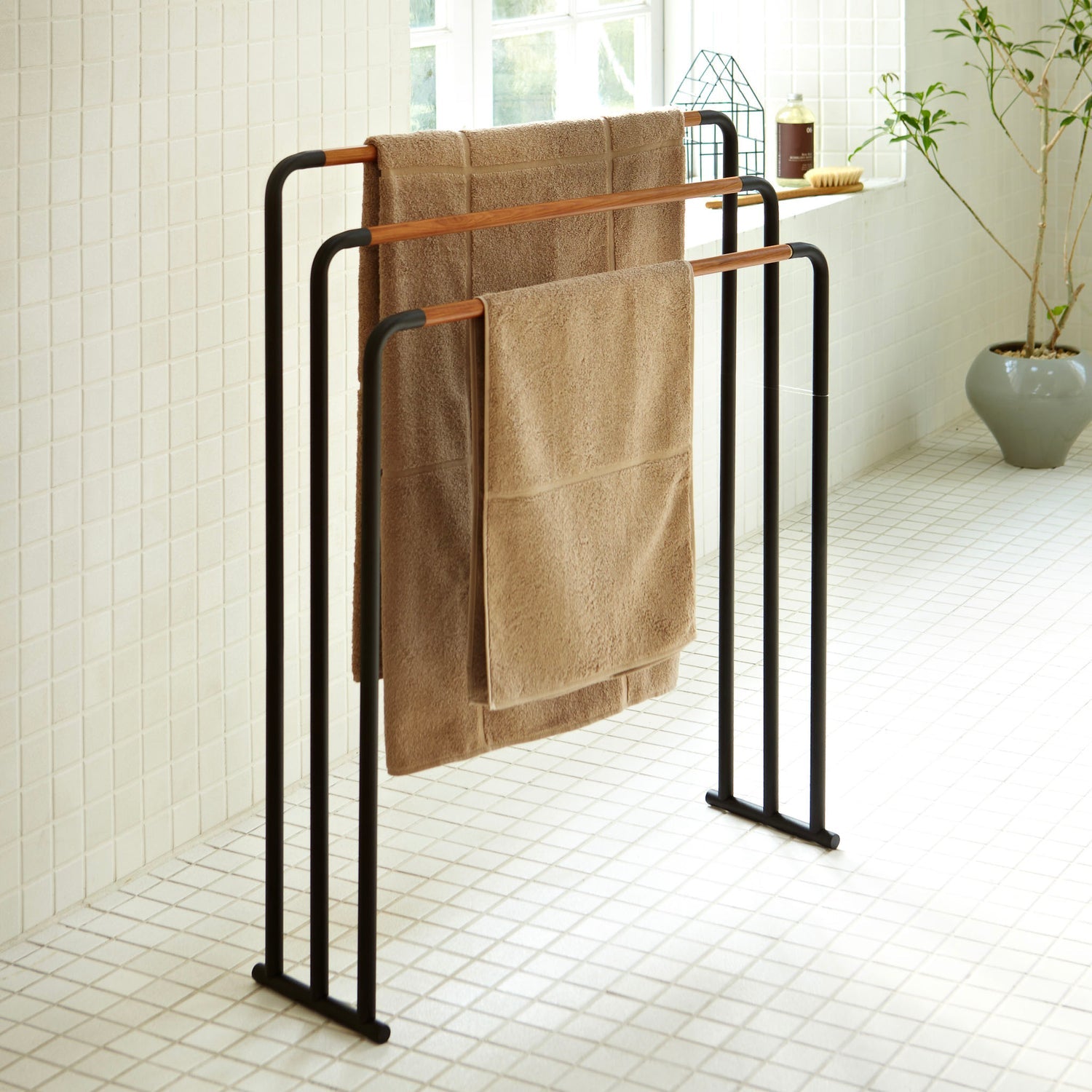 Yamazaki Handtuchständer – 70×19×83 cm, Stahl/MDF, Schwarz
