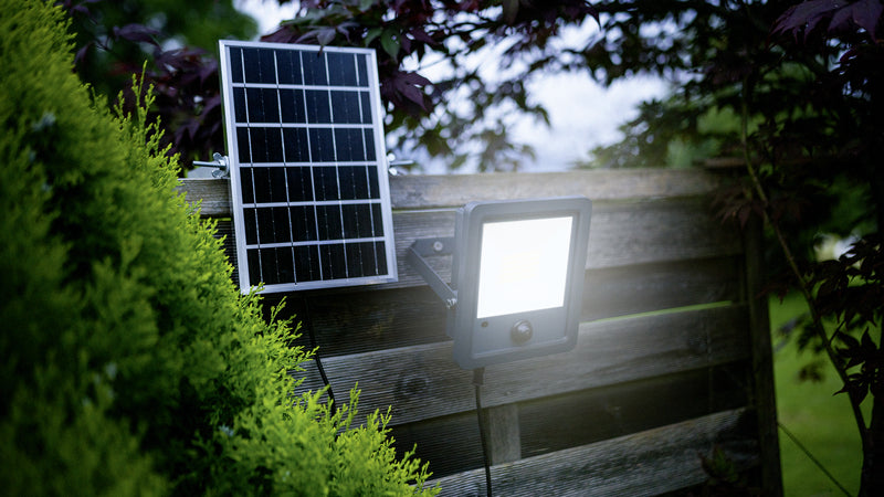 Steffen Aussenwandleuchte – 7 W – Kaltweiss, 4000 K – IP65 – Solarbetrieb – mit Bewegungsmelder – Schwarz