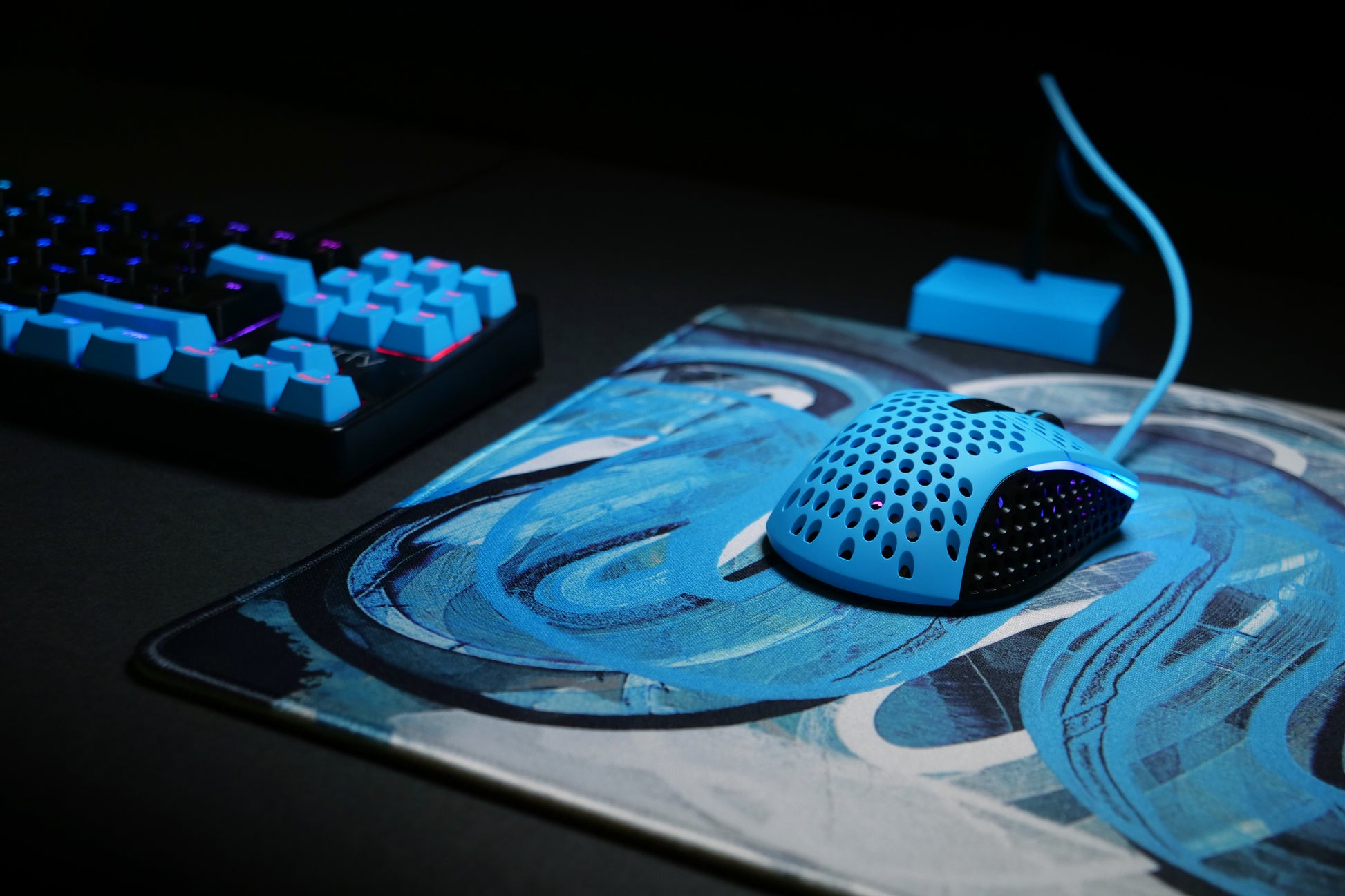 CHERRY XTRFY GP4 Street L – Gaming-Mauspad – Anti-Rutsch-Basis, Gestickte Kanten, Blau/Schwarz