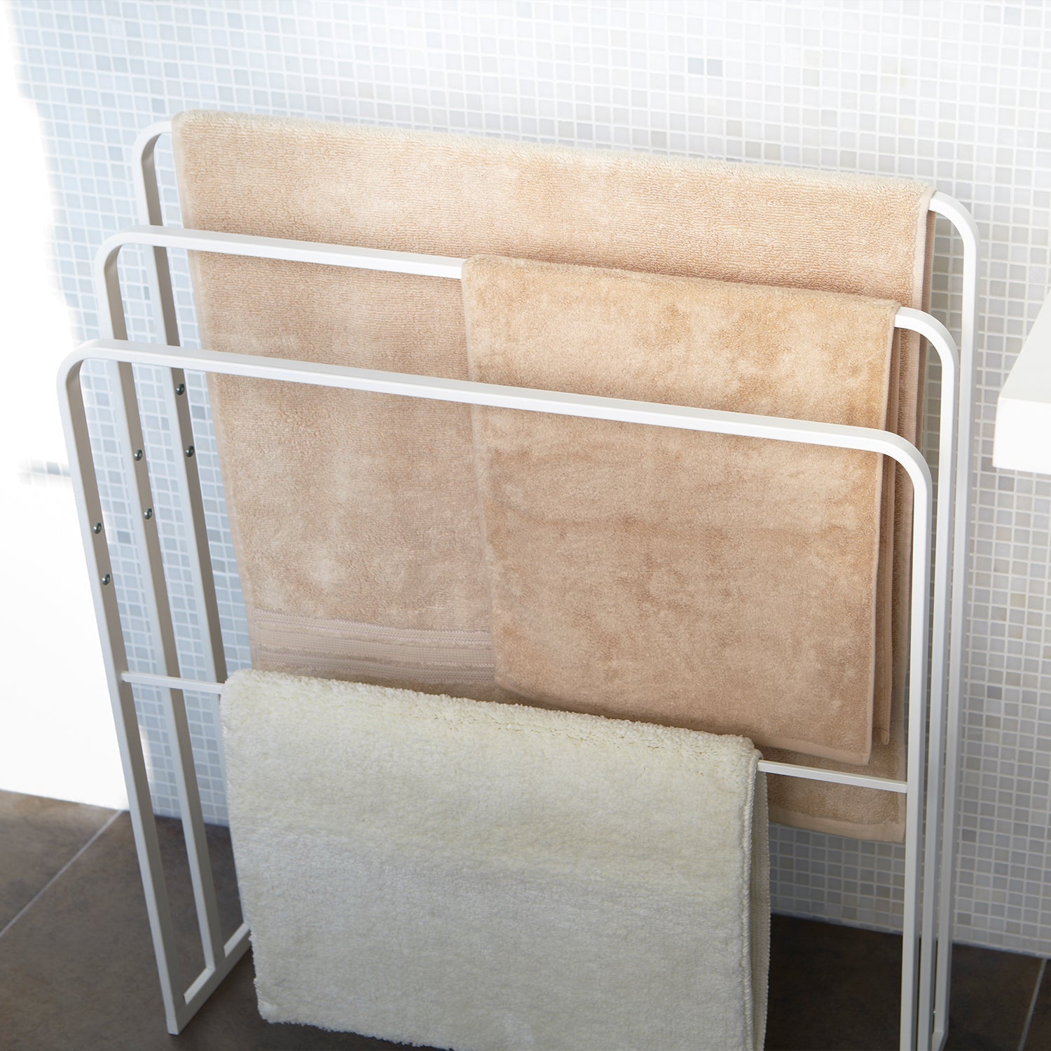 Yamazaki Handtuchständer TOWER – 14×70×81 cm, Stahl, Weiss