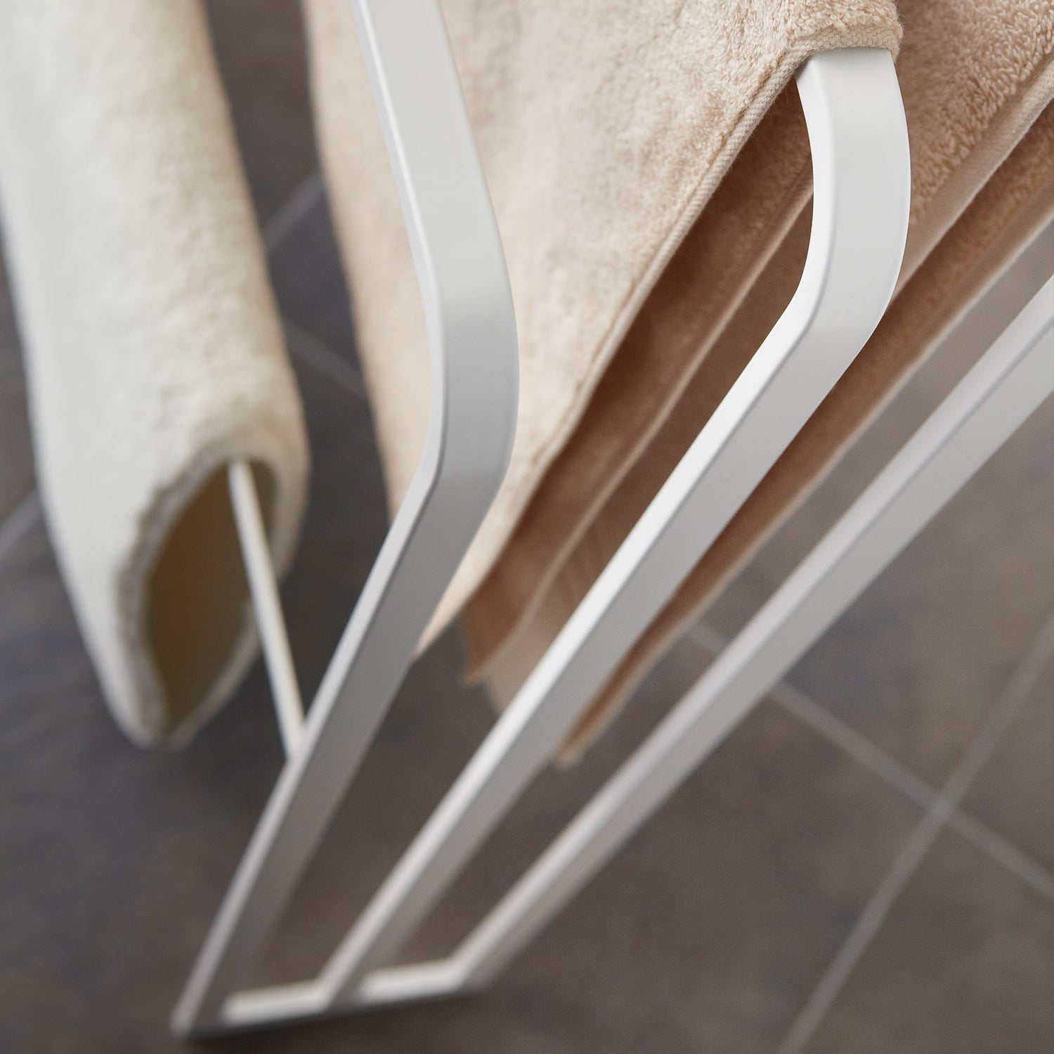 Yamazaki Handtuchständer TOWER – 14×70×81 cm, Stahl, Weiss