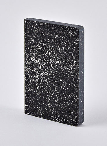 nuuna Notizbuch – 108 × 150 mm – 120 g/m² – Fadenheftung, nummerierte Seiten, Recycling-Leder – schwarz/weiss