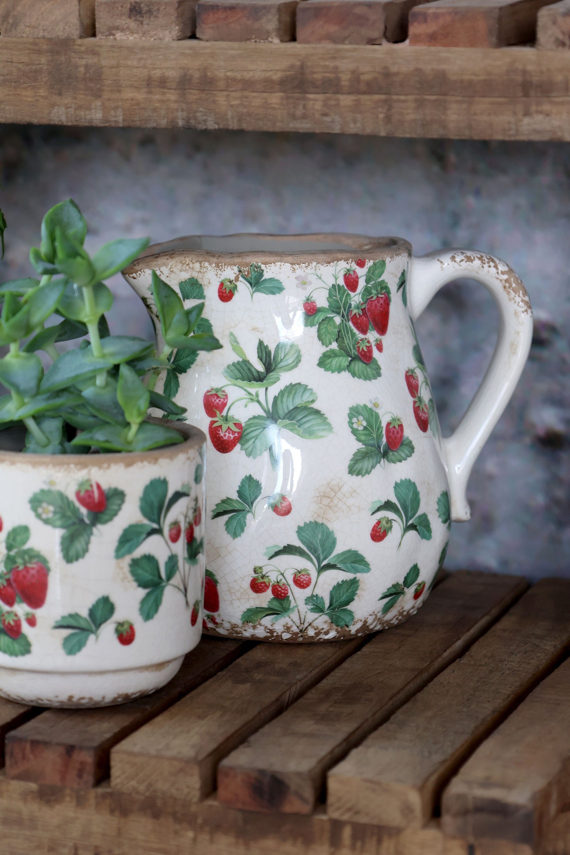 Chic Antique Karaffe mit Erdbeeren – 1 l, Ø 16 cm, H 15 cm, Keramik, Creme, mikrowellengeeignet