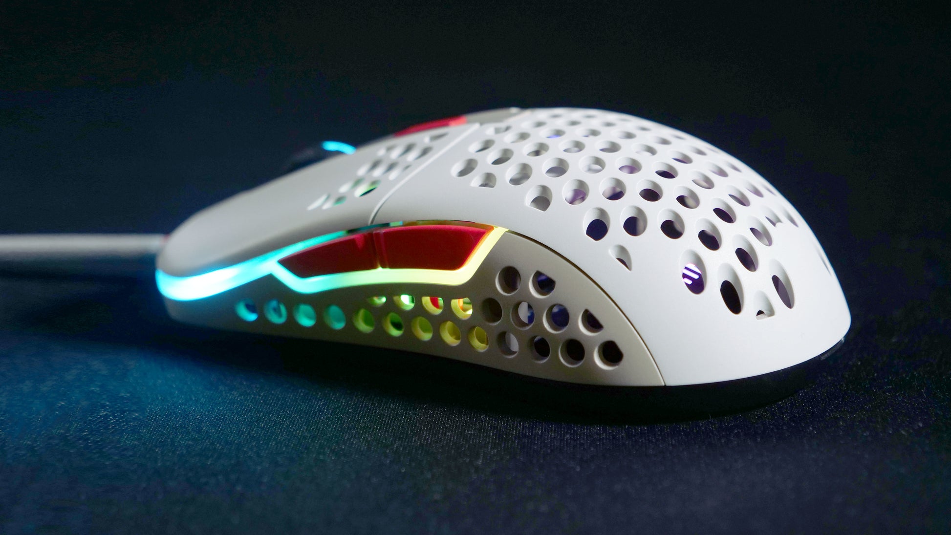 R-Go Tools CHERRY XTRFY M42 Gaming-Maus – kabelgebunden, 125/500/1'000 Hz, beidhändig, RGB-Beleuchtung, mehrfarbig