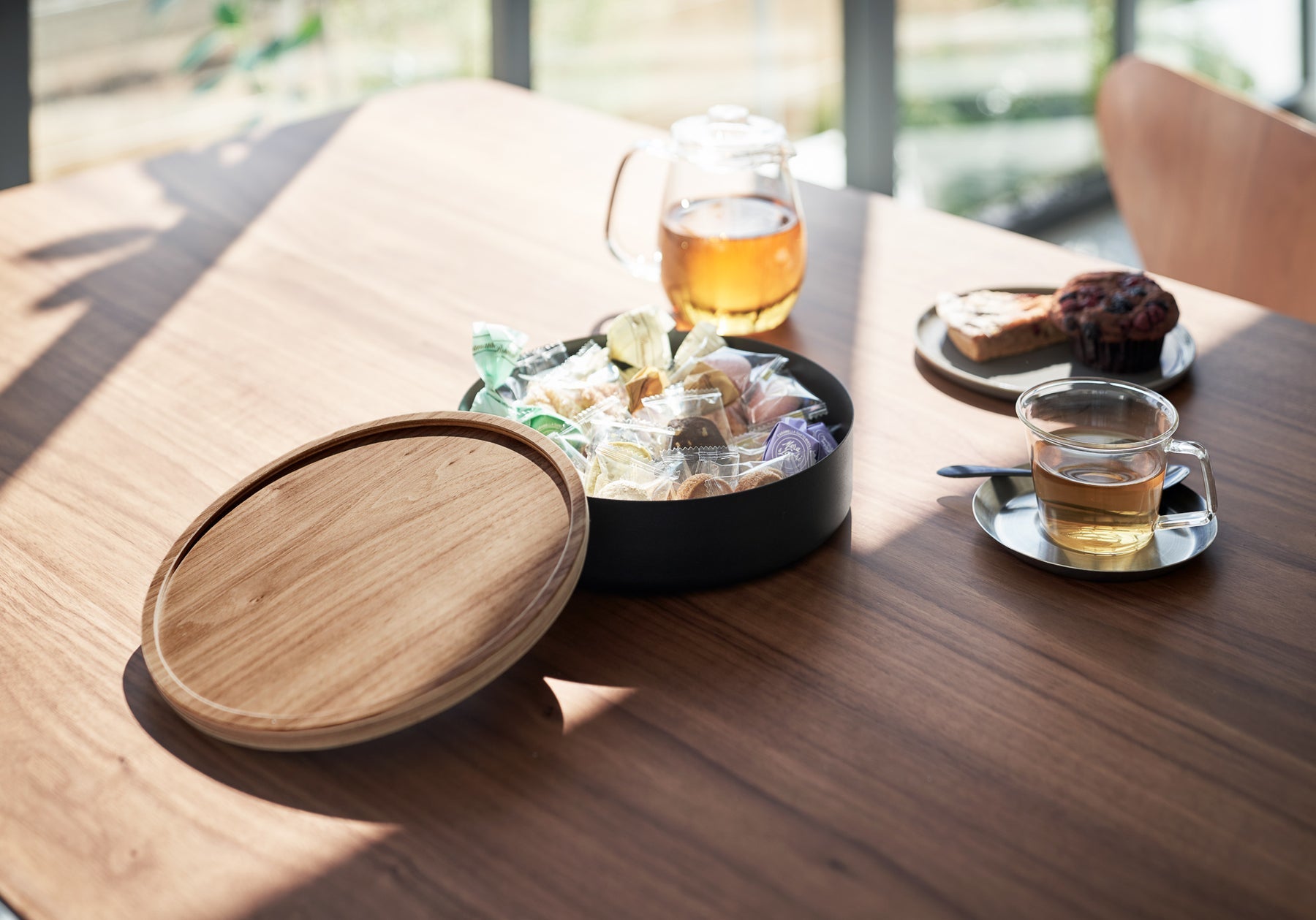 Yamazaki Aufbewahrungsbox (mit Deckel) – Metall/Holz – Schwarz/Natur – Ø 220 × H 60 mm