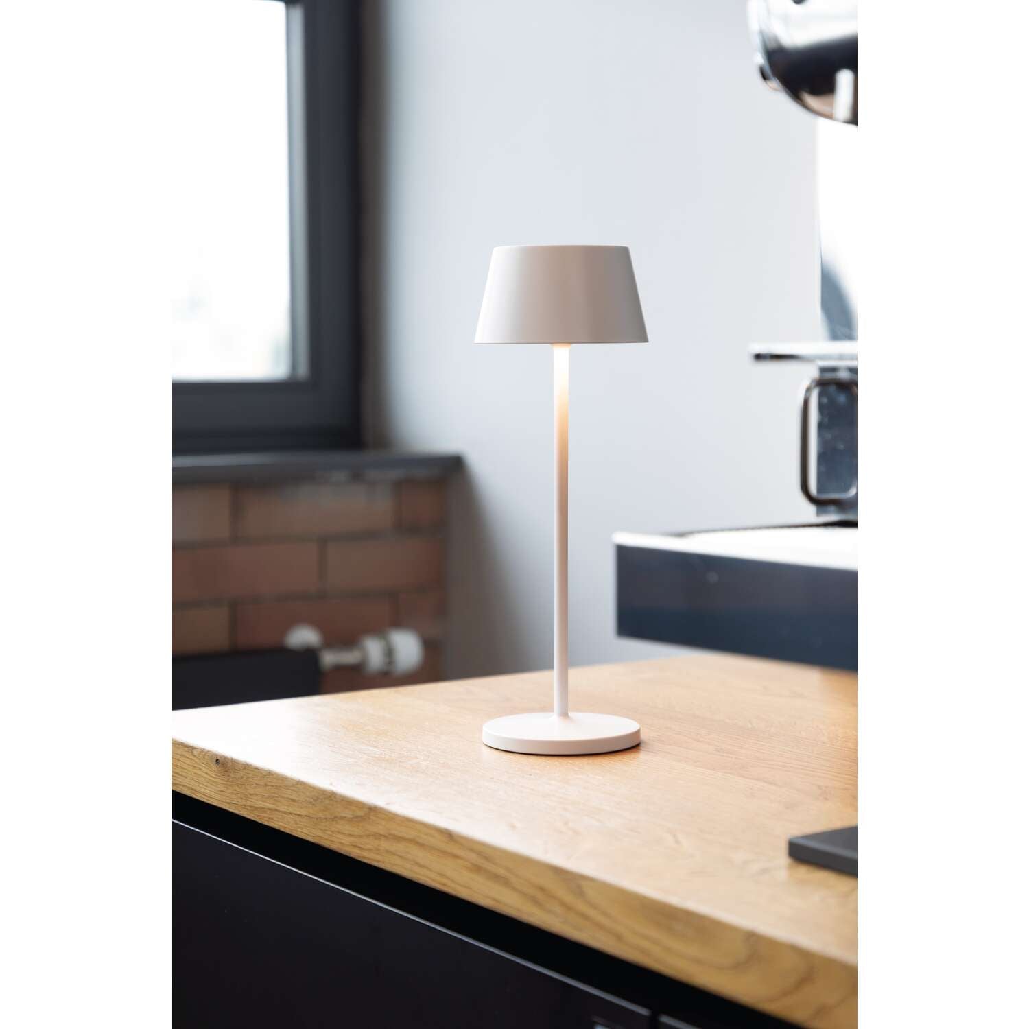 MAUL LED Tischleuchte Nina – Akku, USB-C & Ladestation, stufenlos dimmbar – 4000 K – 210 lm 3 W – Weiss