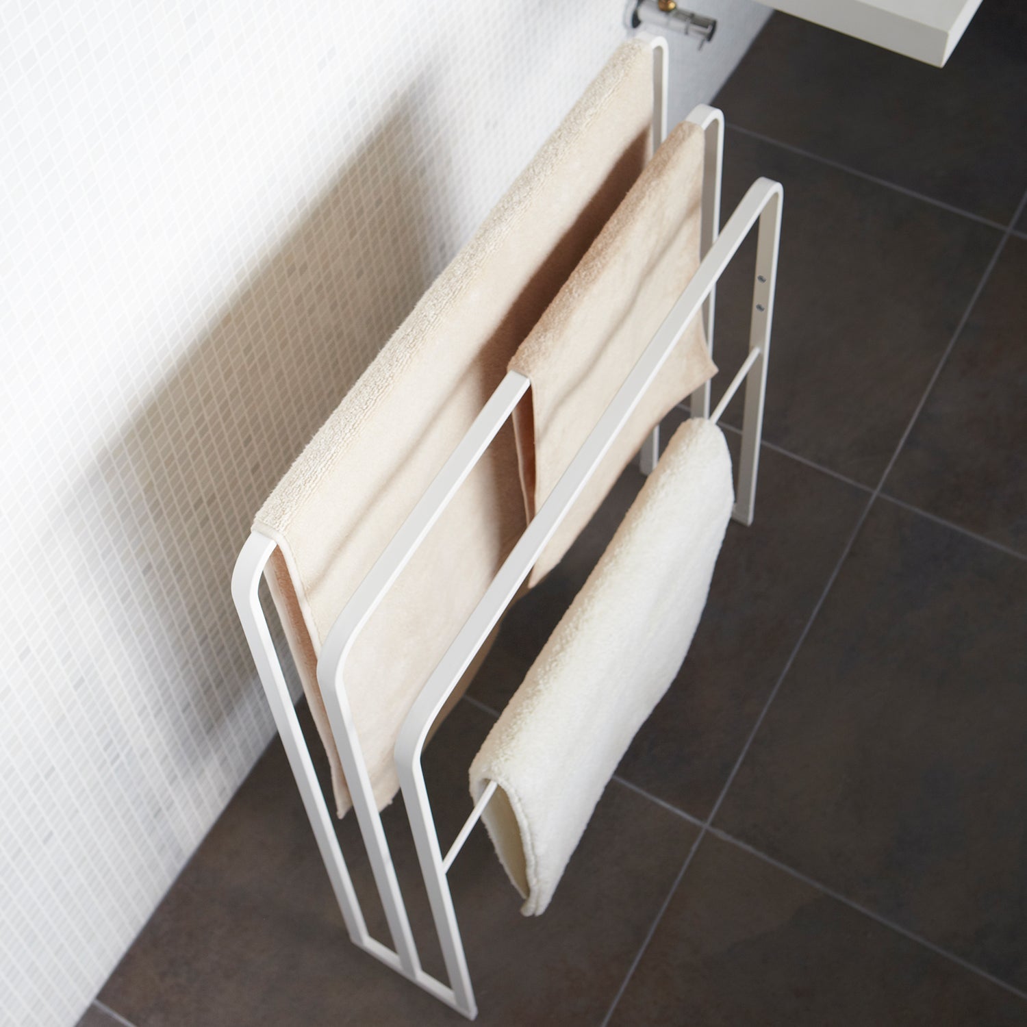 Yamazaki Handtuchständer TOWER – 14×70×81 cm, Stahl, Weiss