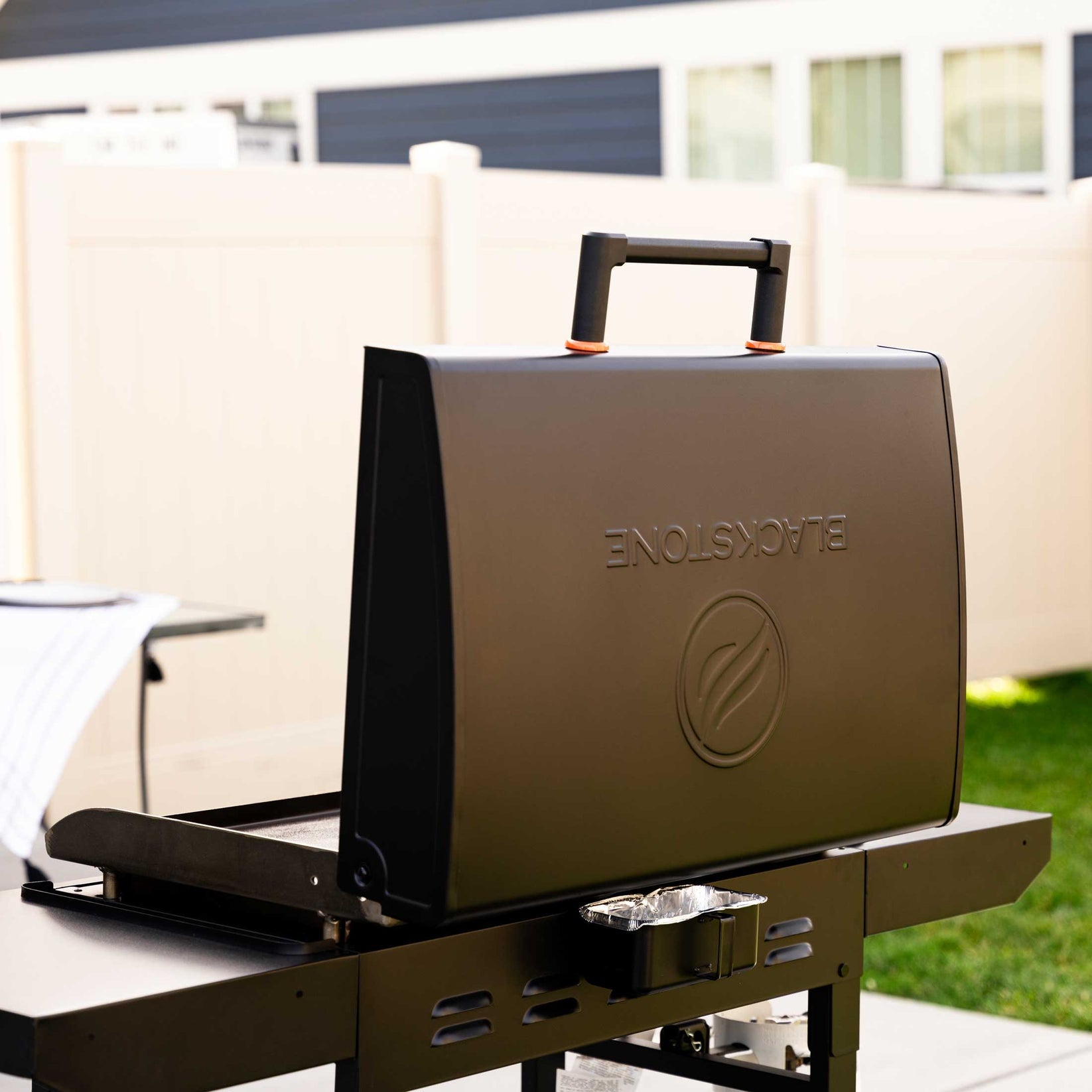 Blackstone Gasgrill 2287DK – 2 Brenner, 134 cm breit – Schwarz/Orange