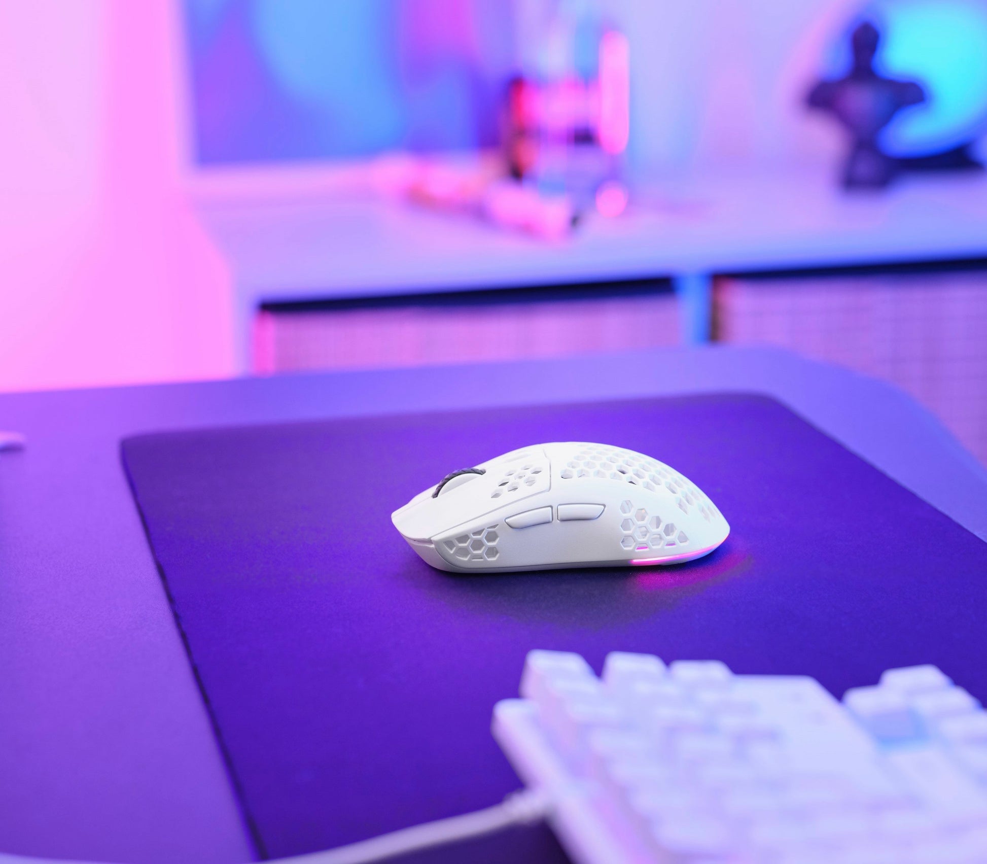 Trust GXT 929 Helox – Gaming-Maus – Kabellos (2,4 GHz), 4800 DPI, RGB-Beleuchtung, Rechtshänder, Weiss
