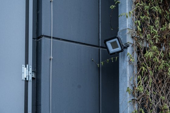 Brennenstuhl Aussenwandleuchte – 100 W – Kaltweiss, 6500 K – IP65 – Netzbetrieb – dimmbar – Schwarz – Metall