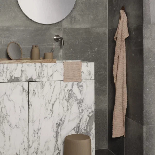 Blomus Kosmetikeimer Sono – 3 l – Kunststoff, rund – braun – Soft-Close, Anti-Rutsch-Basis