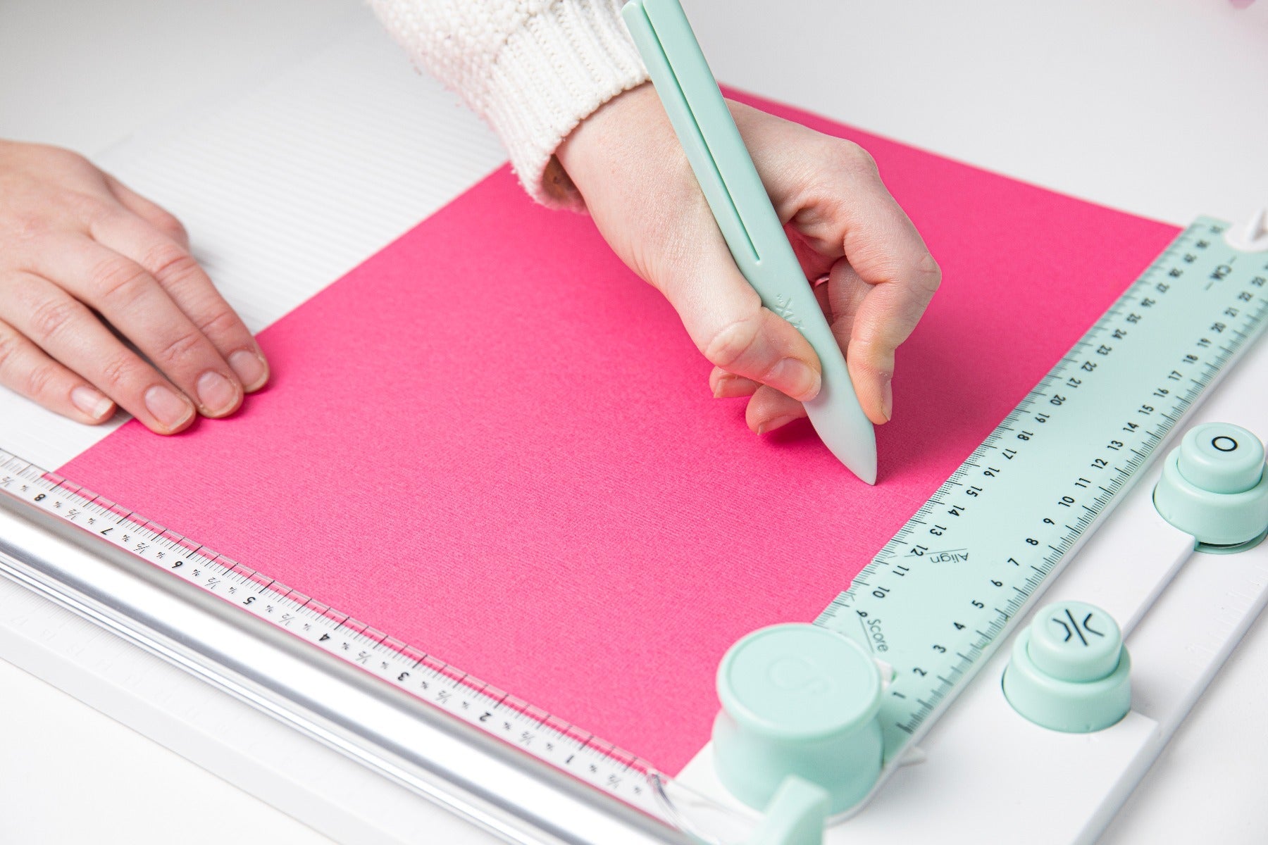 Sizzix 665797 – Stanz- & Prägemaschine, 30 × 30 cm, inkl. 2 Klingen, weiss