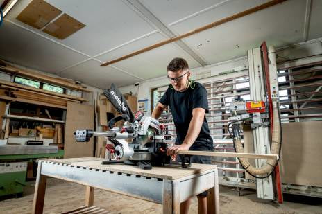 Metabo Akku-Kapp- und Gehrungssäge KGS 18 LTX BL 254 – 18 V (CAS) – Ø 254 mm – 2×8,0 Ah & Ladegerät – LiHD